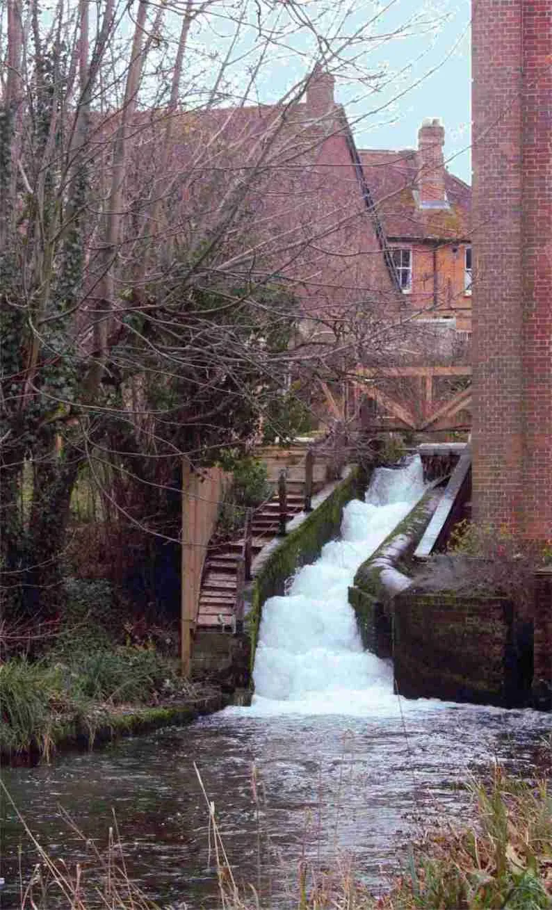 Photo showing: Alresford cascade