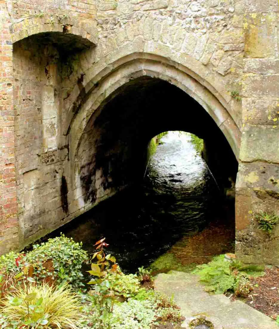 Photo showing: Alresford bridge said to date from the year 1190