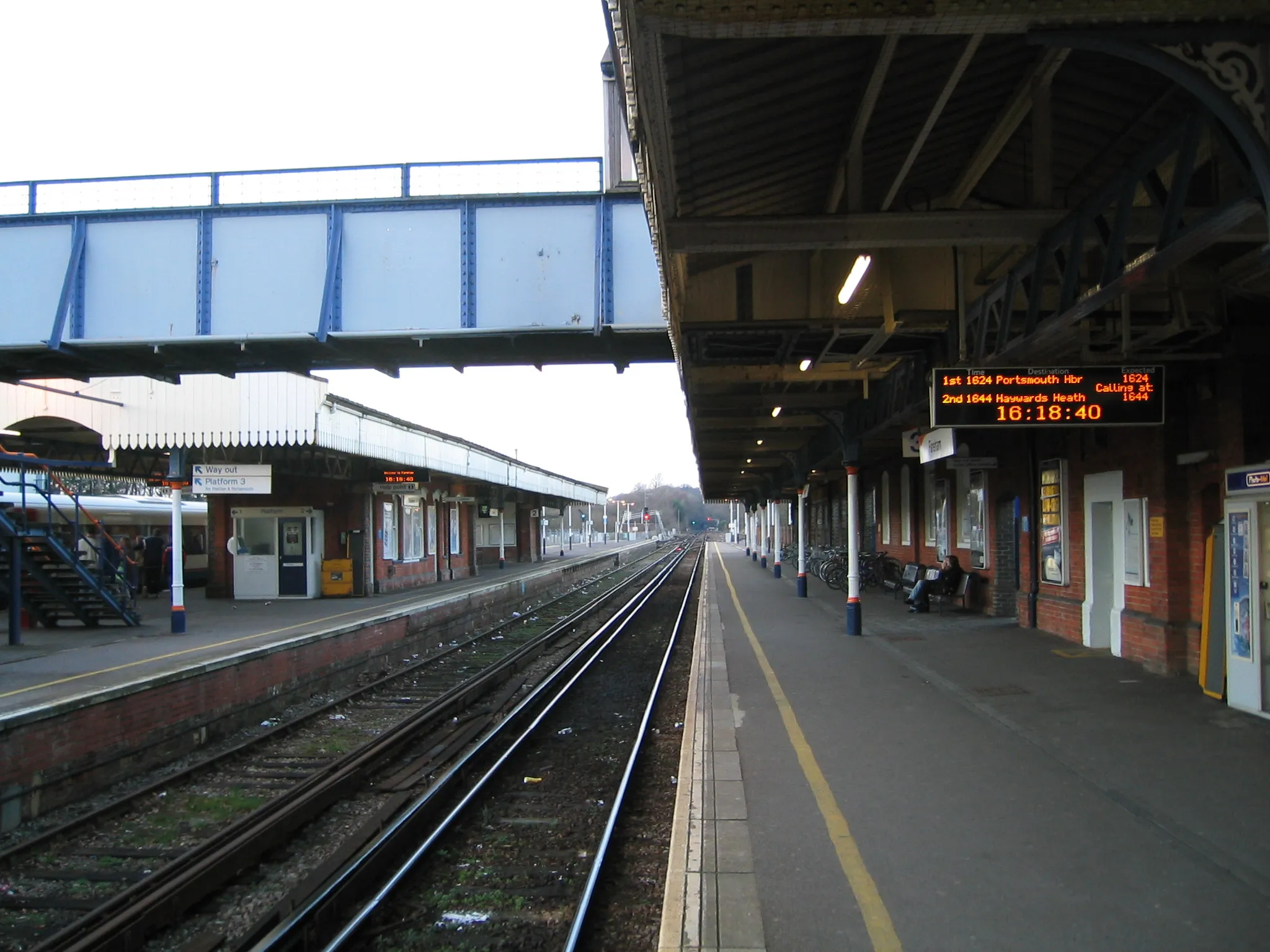 Photo showing: The platforms of en:Fareham railway station, en:Fareham, en:Hampshire, UK. Photo taken by me 2006-01-21.