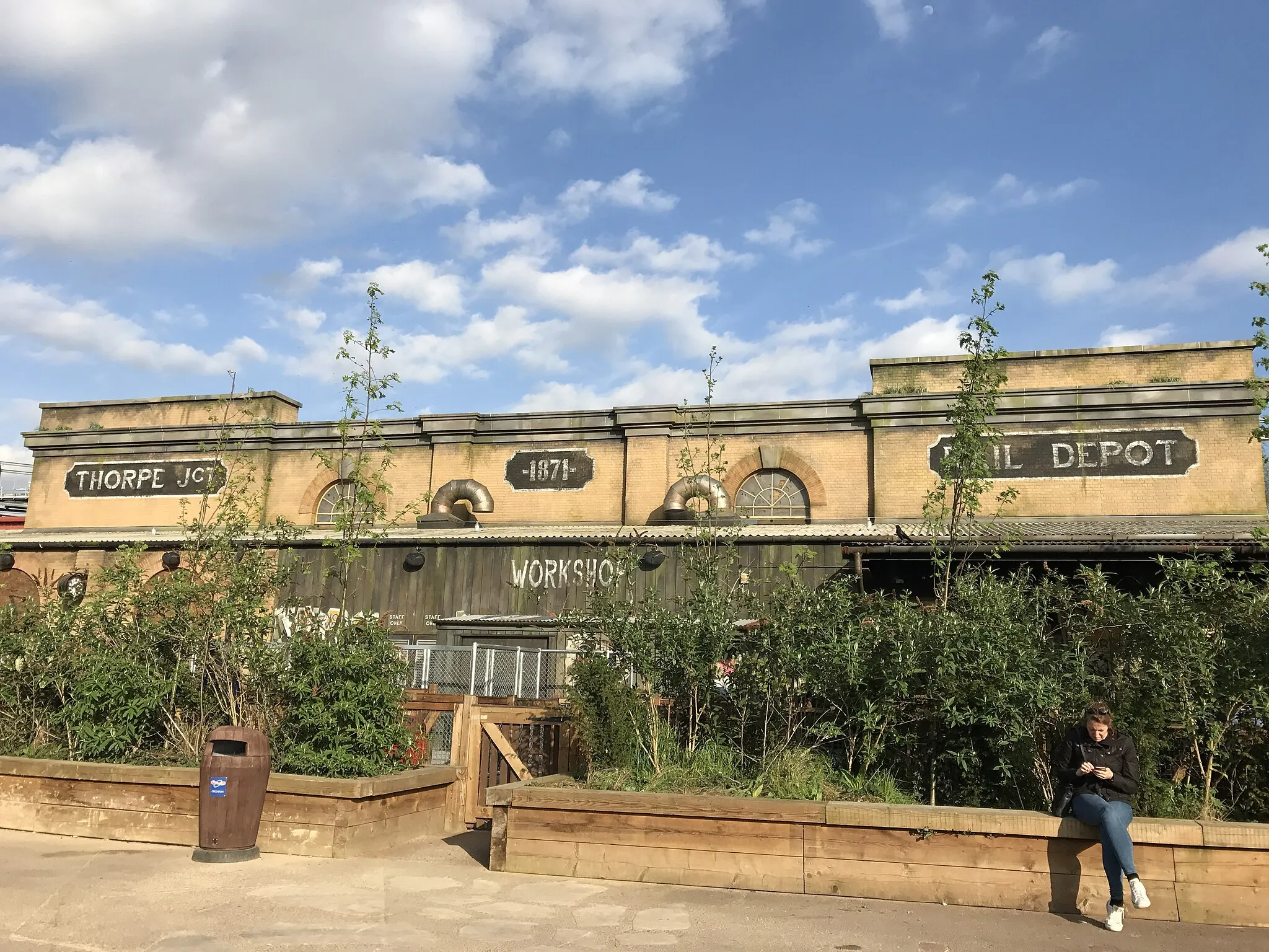 Photo showing: Exterior photo of Derren Brown's Ghost Train at Thorpe Park Resort, Surrey, UK.