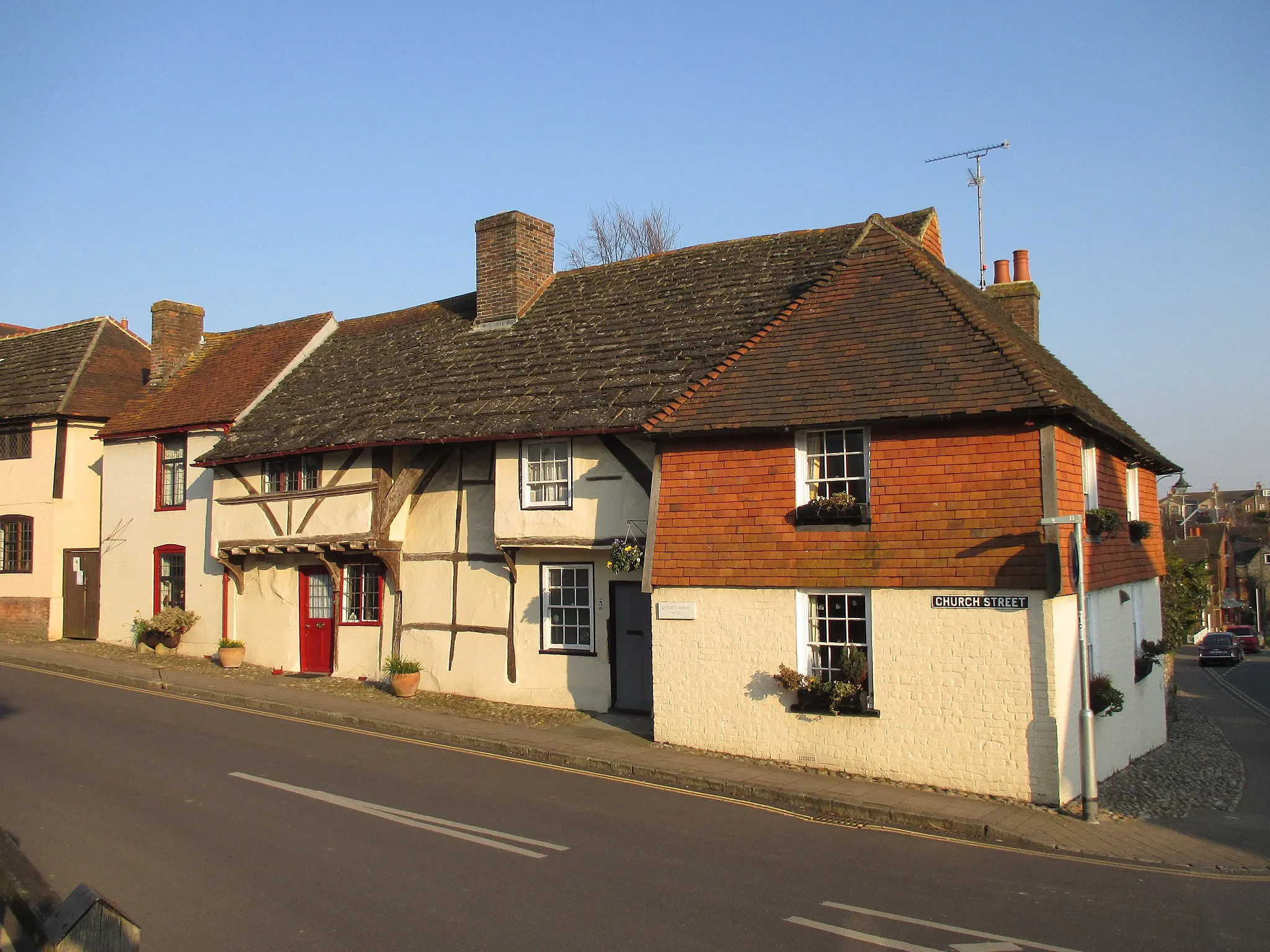 Photo showing: 1, 3, and 5 Church Street, Steyning, West Sussex, seen from the west.