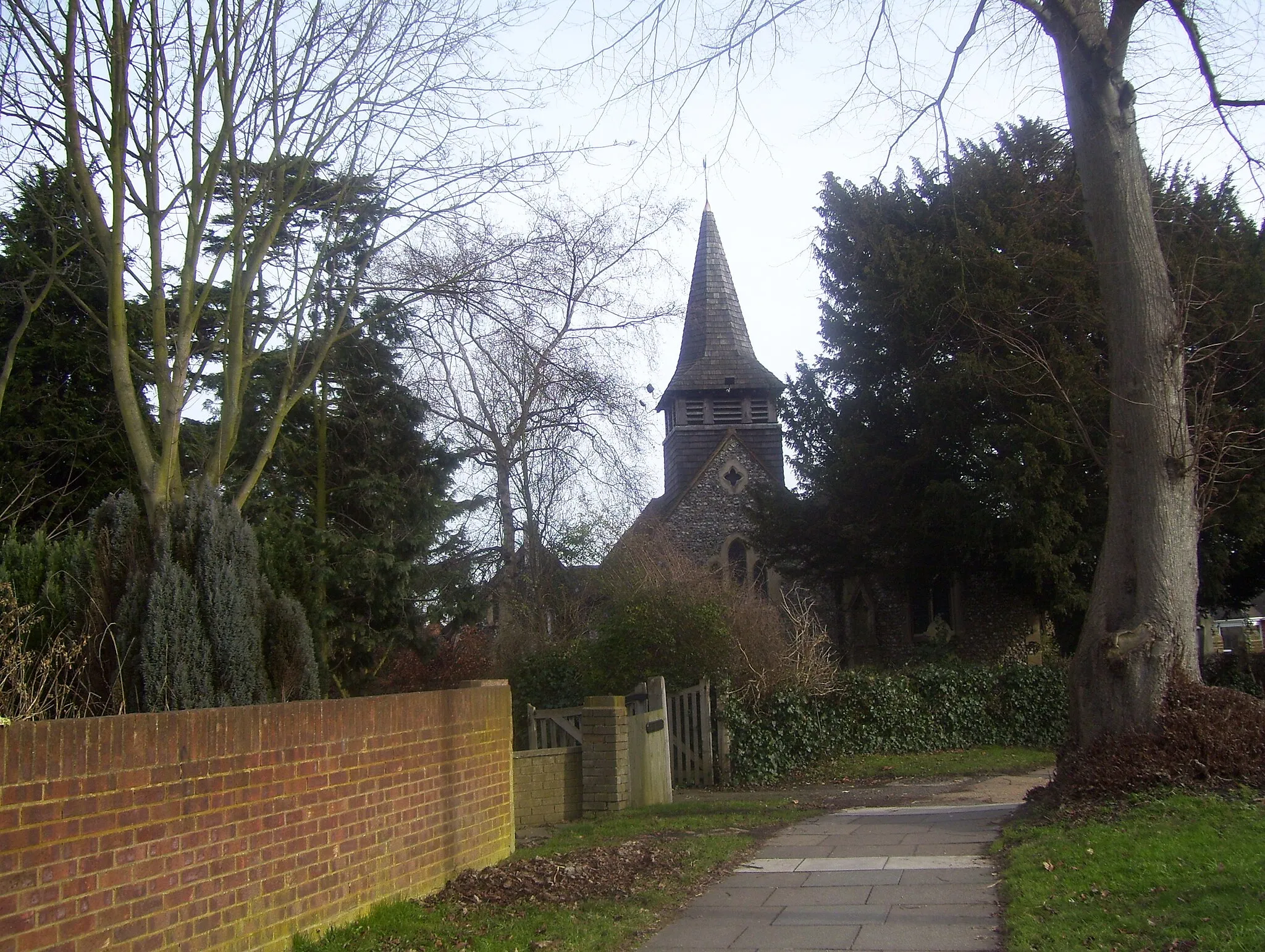 Photo showing: Footpath beside Garrison Lane, Chessington, Surrey, looking east to St Mary the Virgin parish church