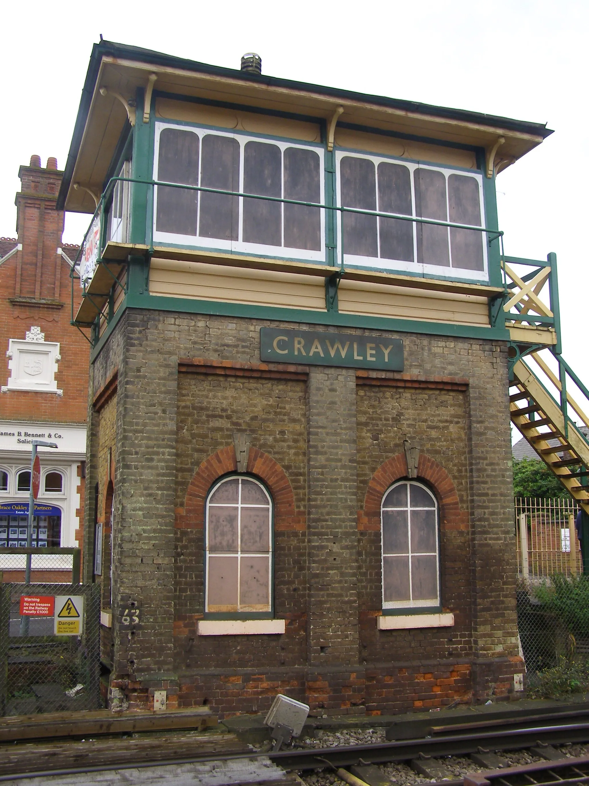 Photo showing: Crawley Signal Box - at Crawley, West Sussex, England - built in 1870s now a Grade II listed building and preserved by the Crawley Signal Box Society