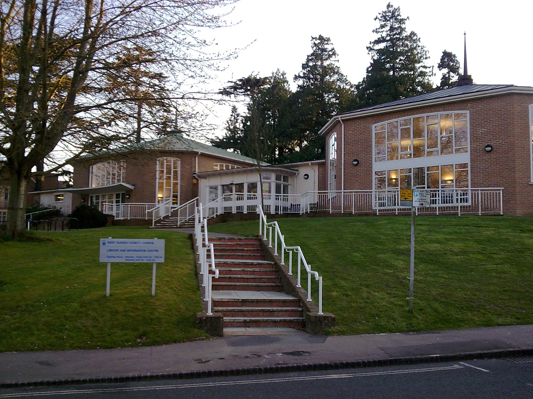 Photo showing: Haywards Heath Library