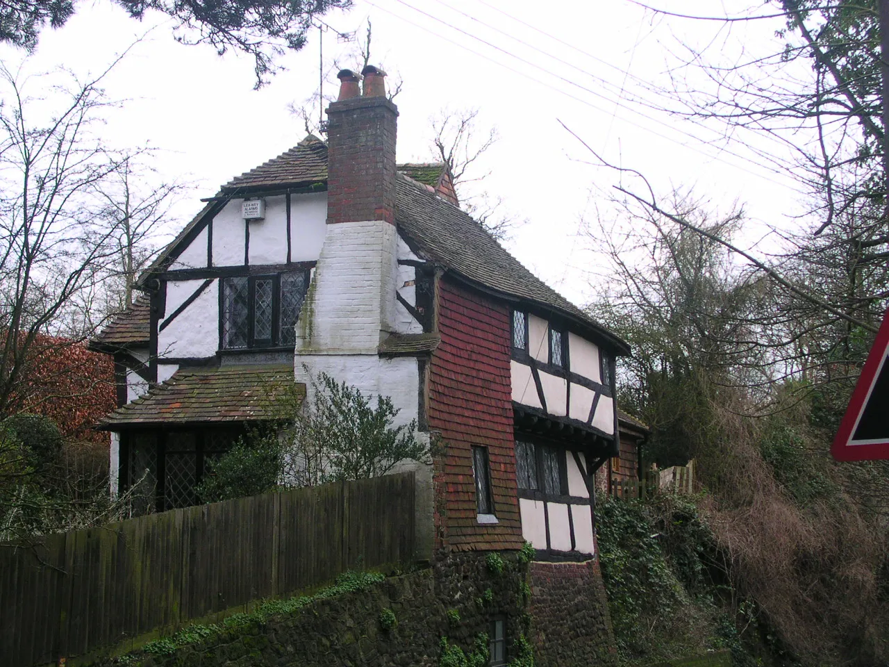 Photo showing: House near Pulborough Church.