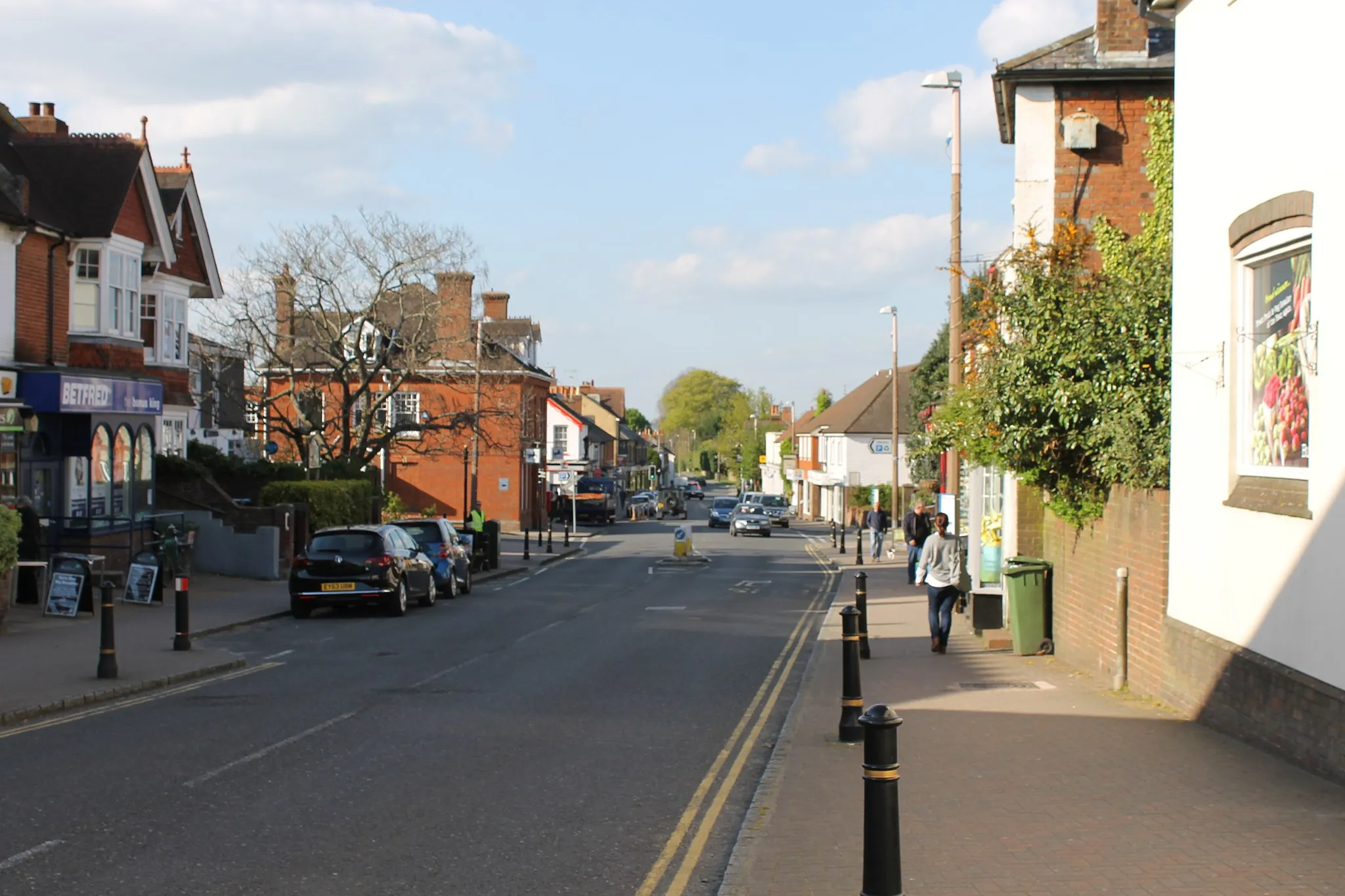 Photo showing: Looking north along Henfield High Street, West Sussex, England.