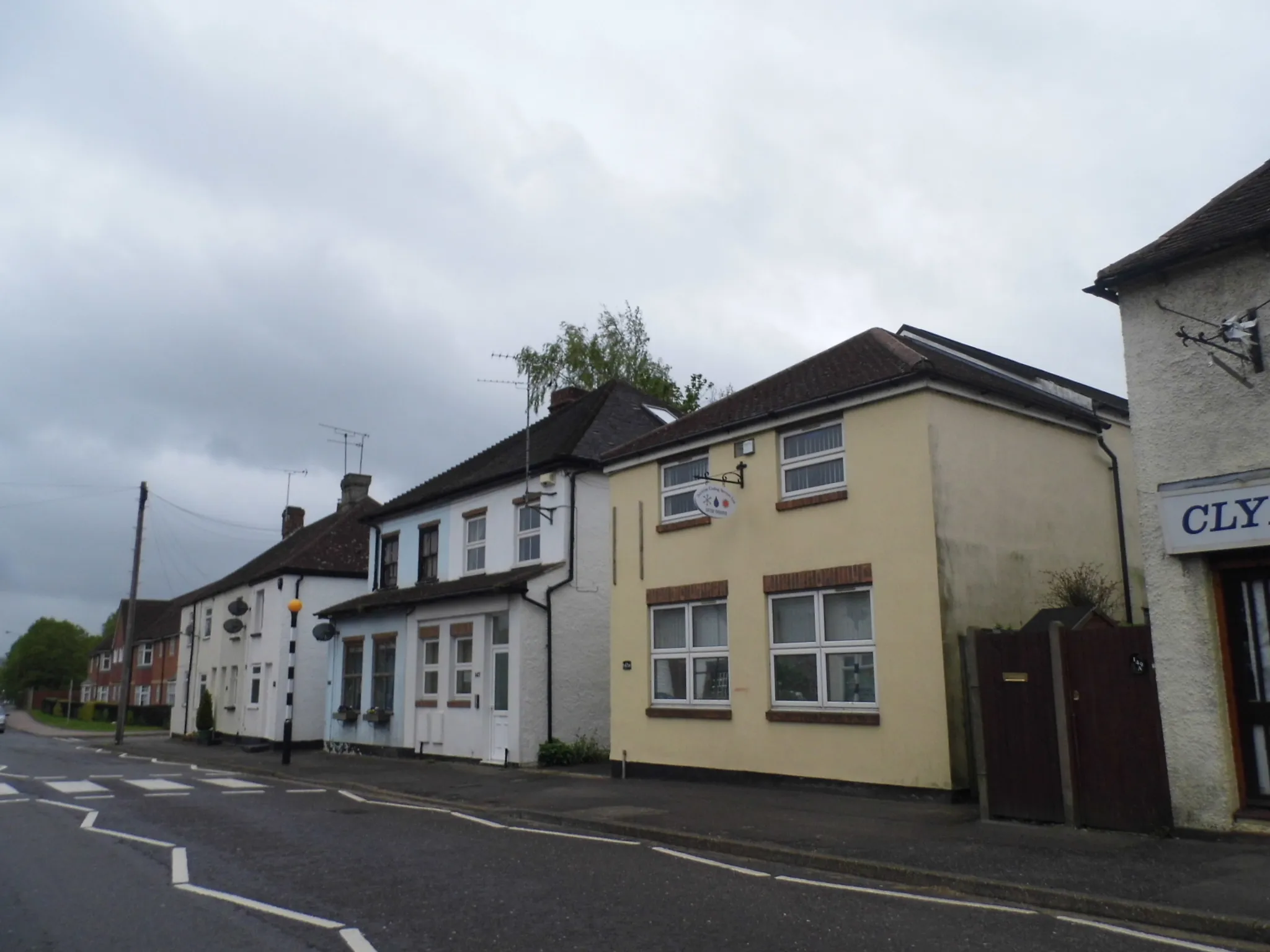 Photo showing: Shops on London Road, Dunton Green