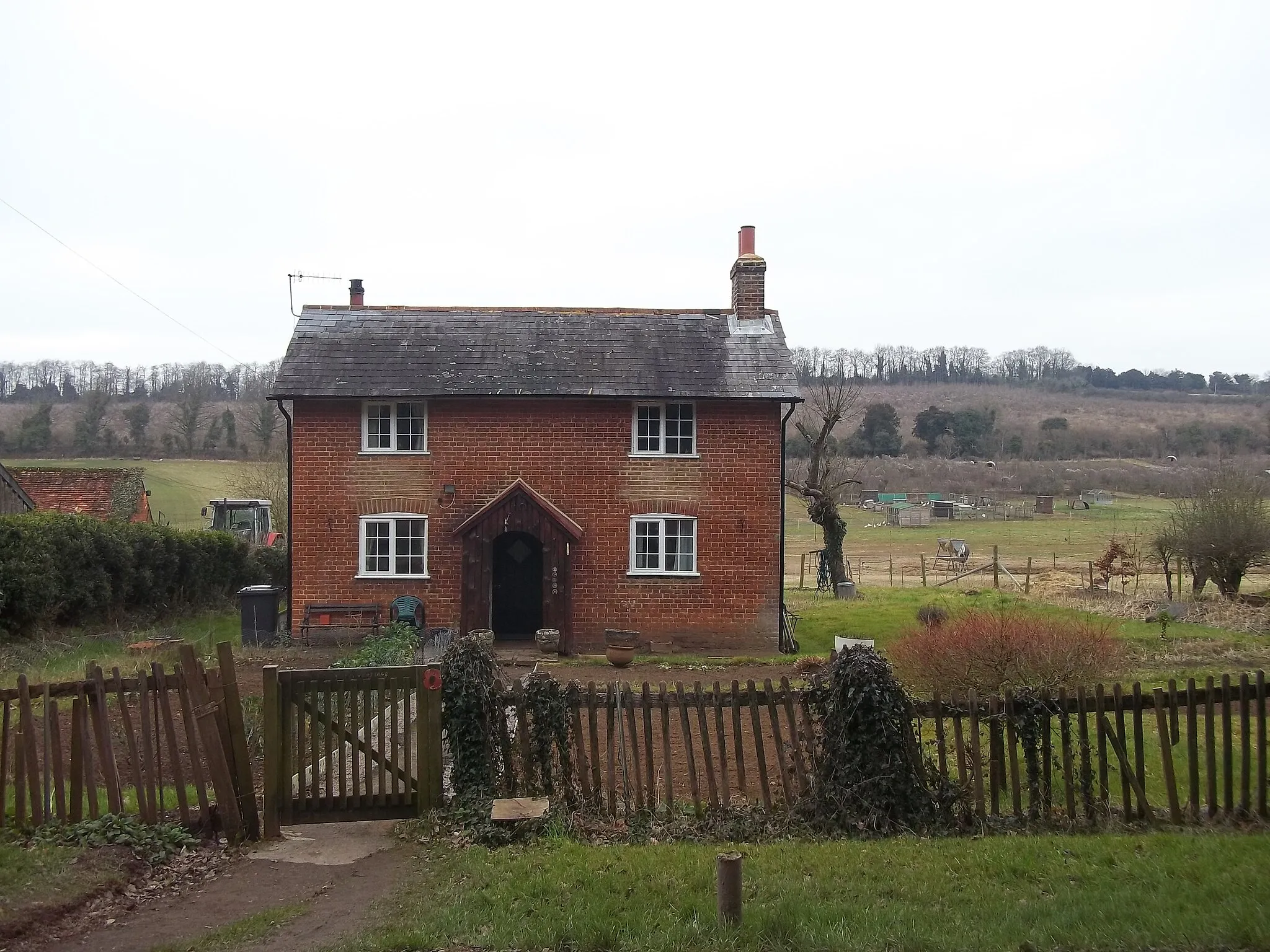 Photo showing: House at Clear Barn, Puttenham. Looking north with the Hog's Back behind. Surrey, England.