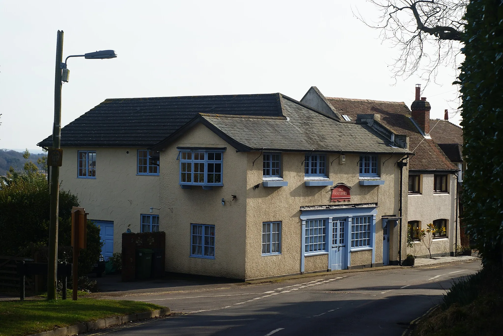 Photo showing: Old Post Office, Bursledon, Hampshire The former Post Office, now in use as a private dwelling.  Note the substantial rear extension, roofed with tiles rather than slates.