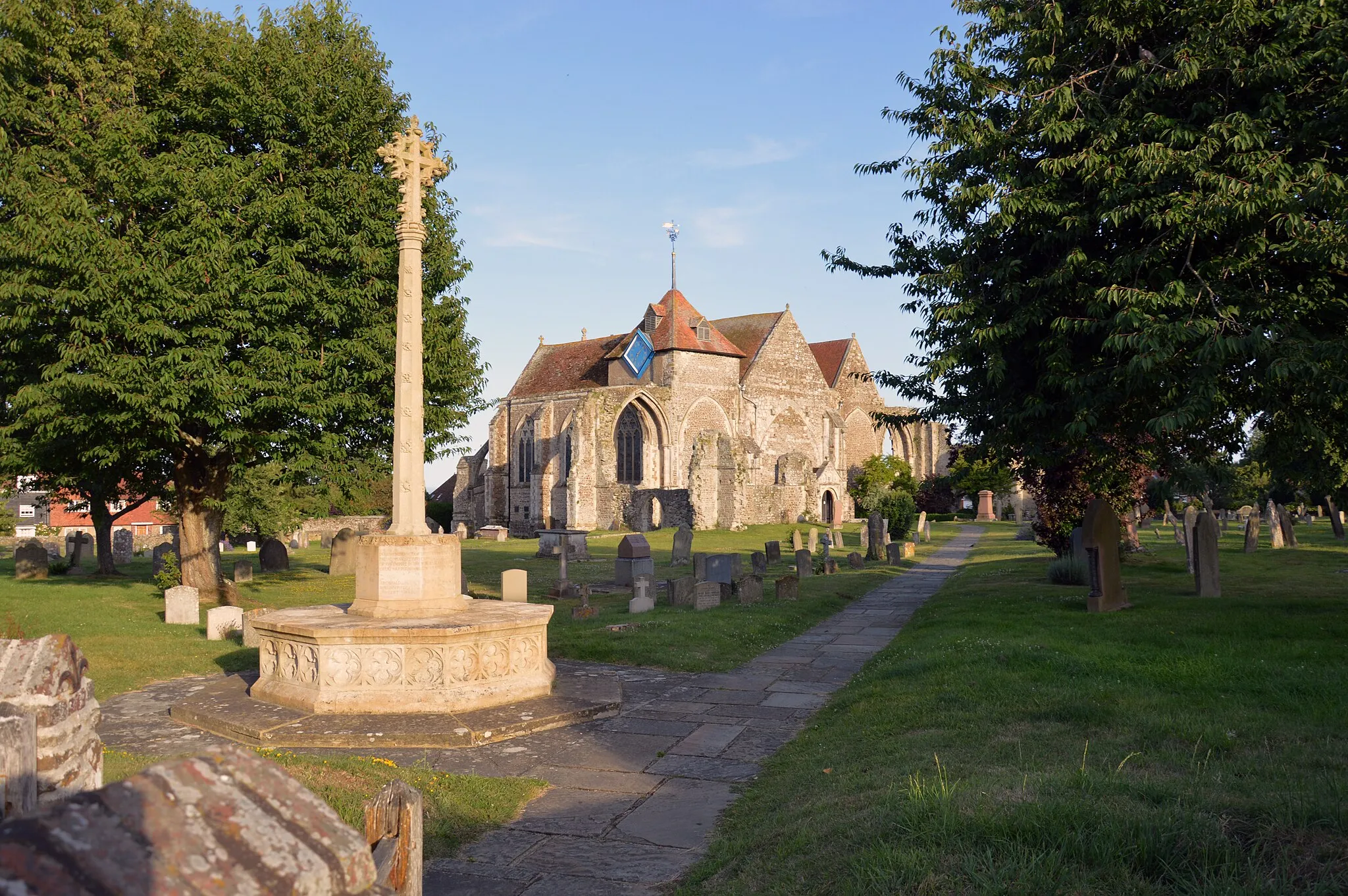 Photo showing: St. Thomas the Martyr church and graveyard, Winchelsea