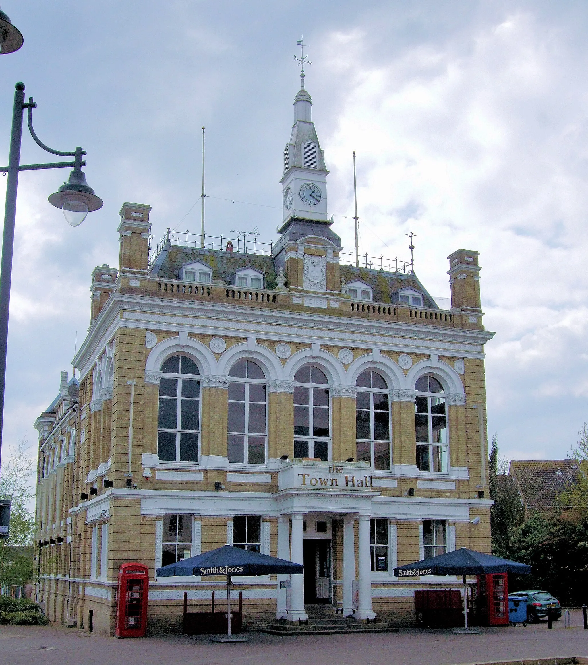 Photo showing: Staines Old Town Hall, Surrey.
The building was restored and opened in 1994 as a theatre and function room. It was used in the film Gandhi to represent the courtroom, where Judge Broomfield (Trevor Howard) sentences Gandhi (Ben Kingsley) to six years imprisonment for sedition. The building has since been seen in Ali G Indahouse.