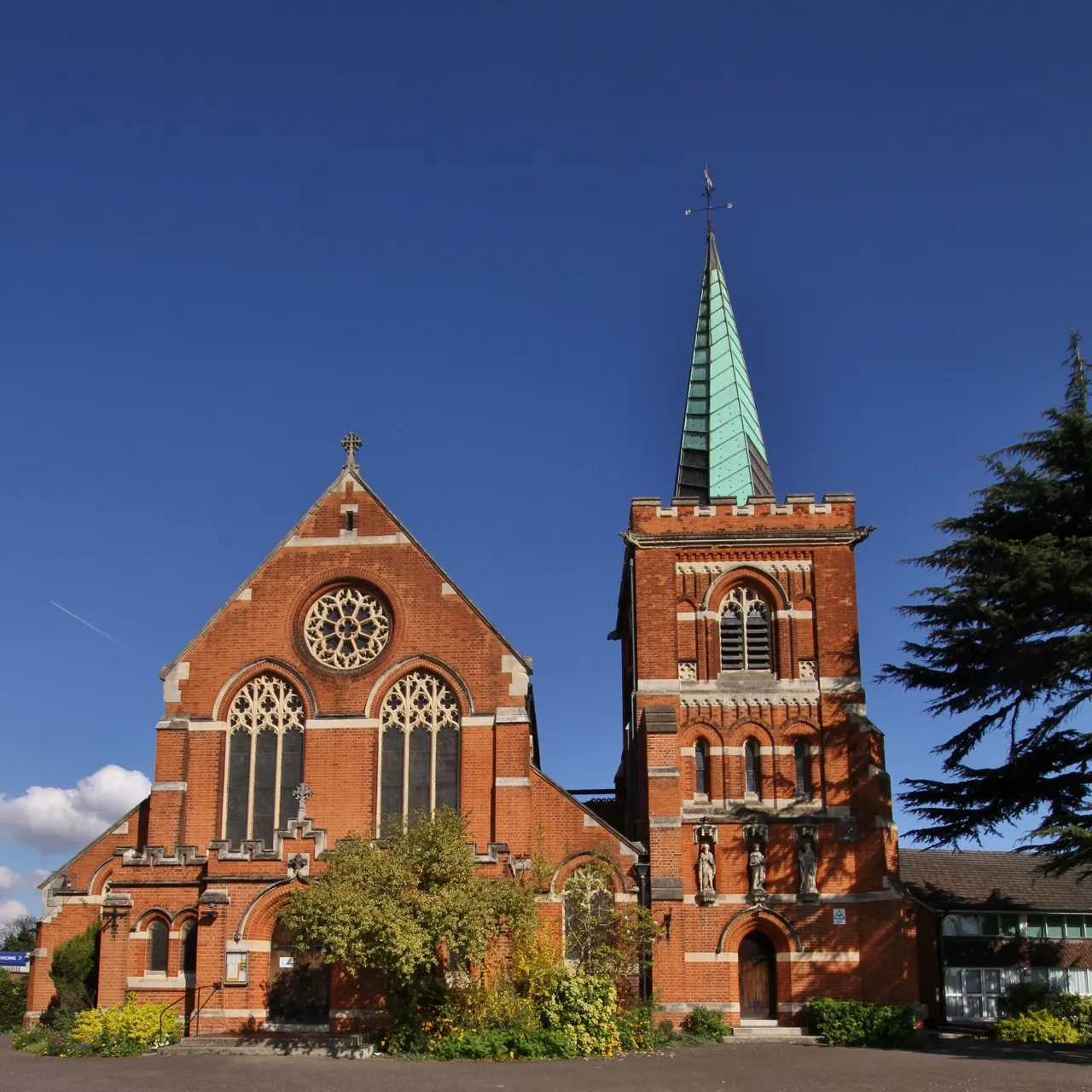 Photo showing: St Peter's parish church, Staines, Middlesex (now Surrey), seen from the west