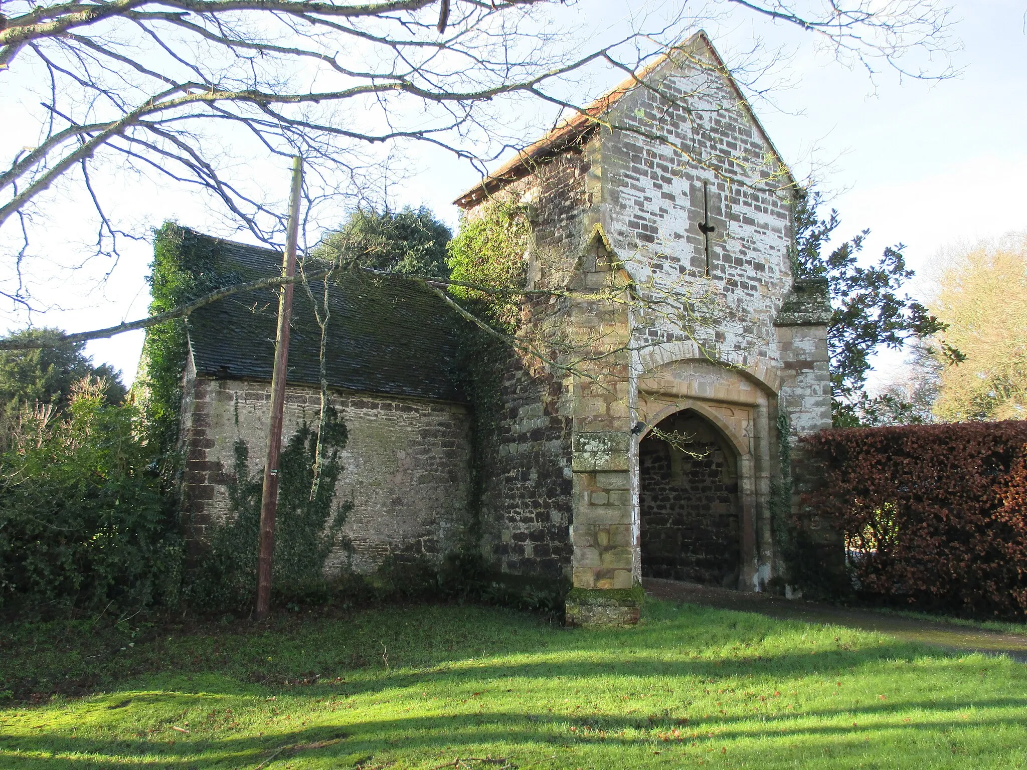 Photo showing: The gatehouse and porter's lodge of Ewhurst Manor, Shermanbury, West Sussex, photographed from the north-east.