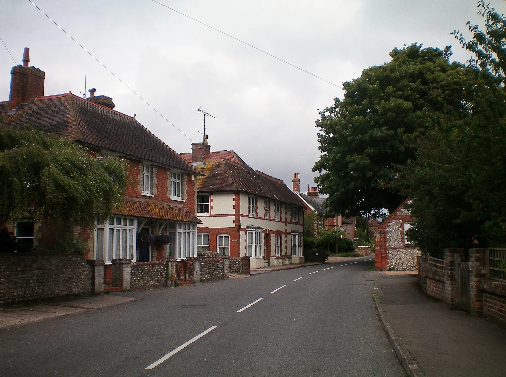 Photo showing: High Street, Findon, West Sussex, England, looking north towards the village centre.