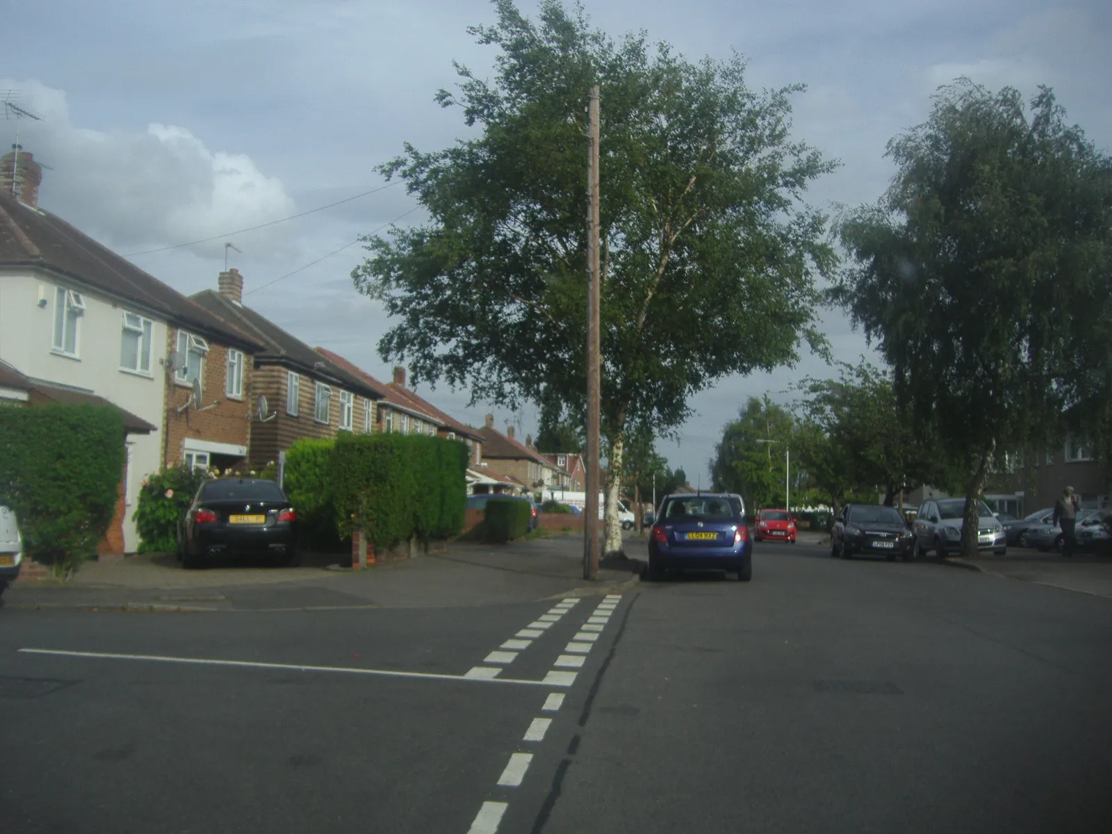 Photo showing: Balmoral Drive on the corner of Jonson Close