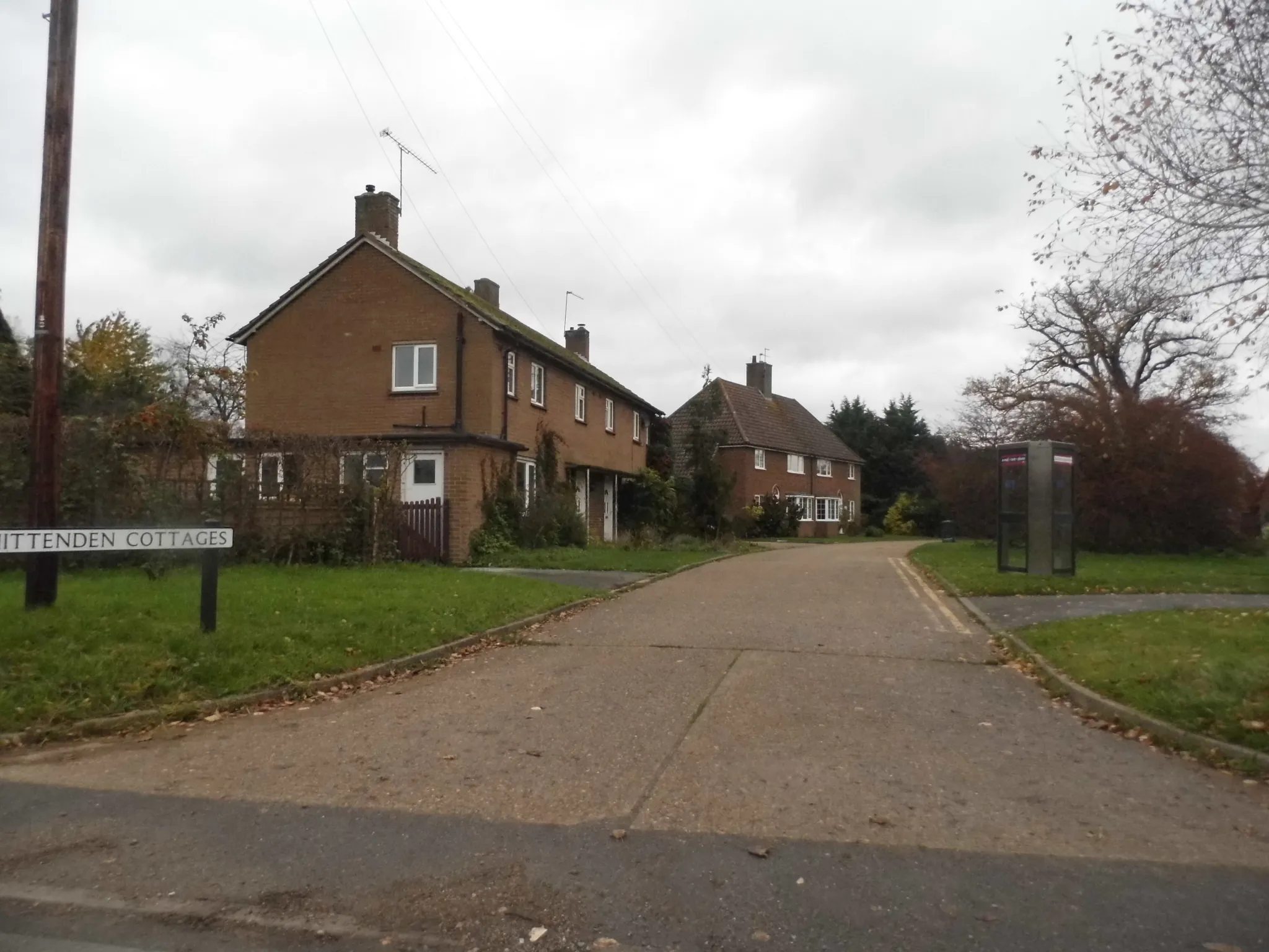 Photo showing: Chittenden Cottages, Wisley