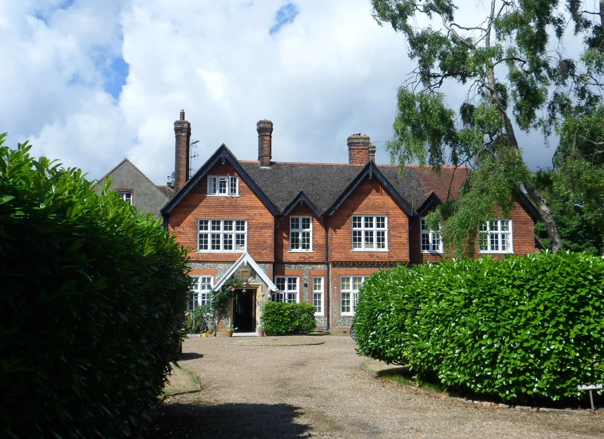 Photo showing: Walton Manor, Walton-on-the-Hill, Reigate and Banstead District, Surrey, England.