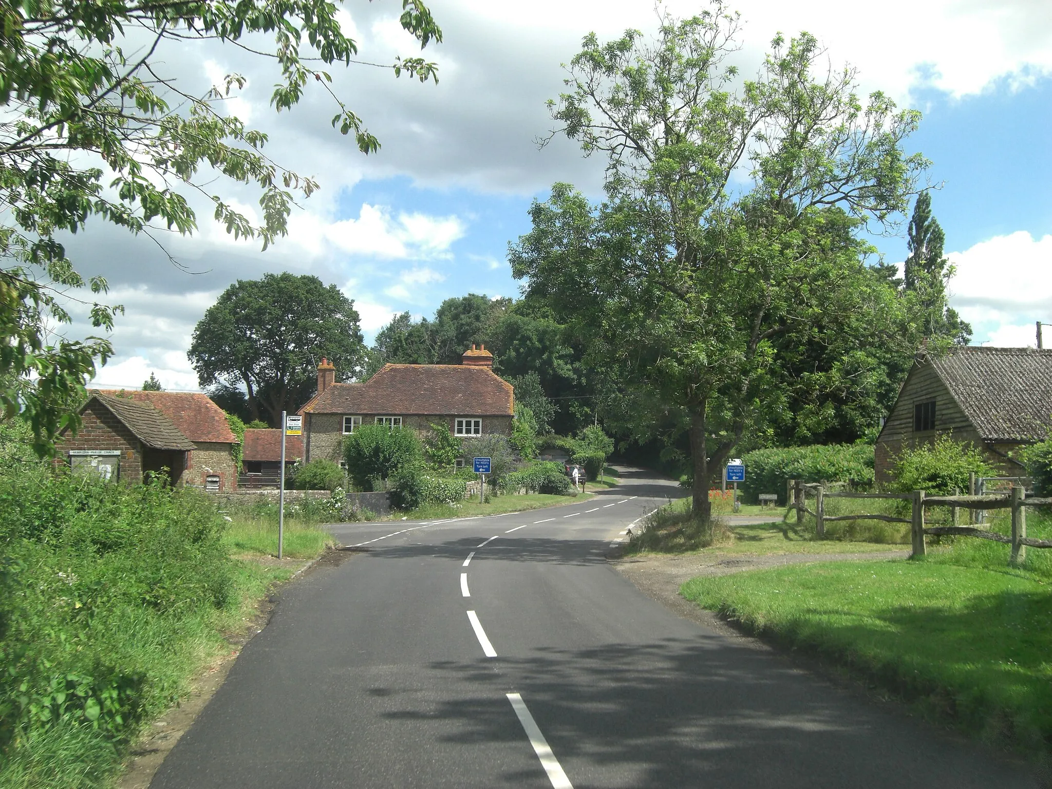 Photo showing: Crossroads at Hydestile