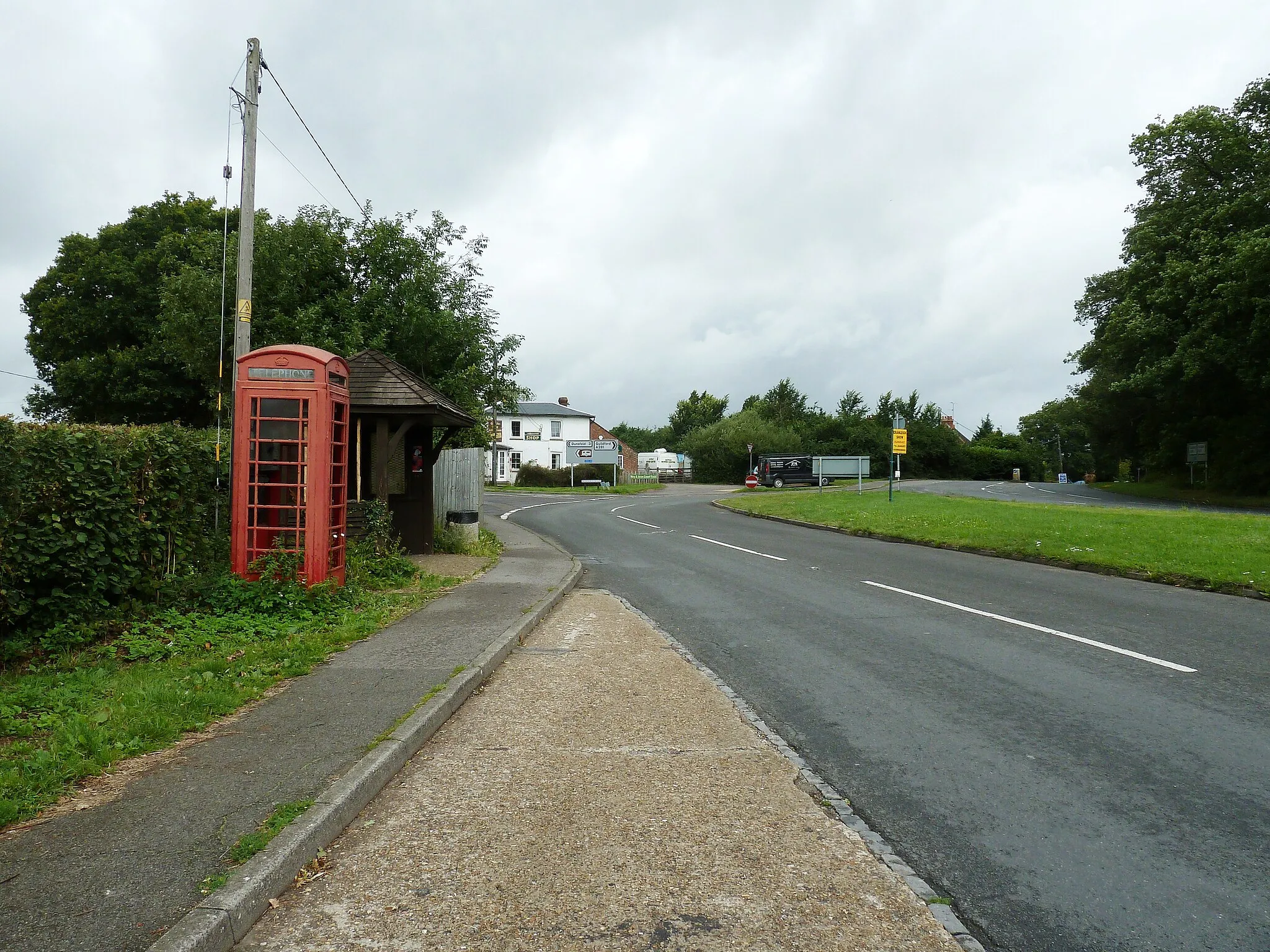 Photo showing: Derelict telephone box at Alfold Crossways