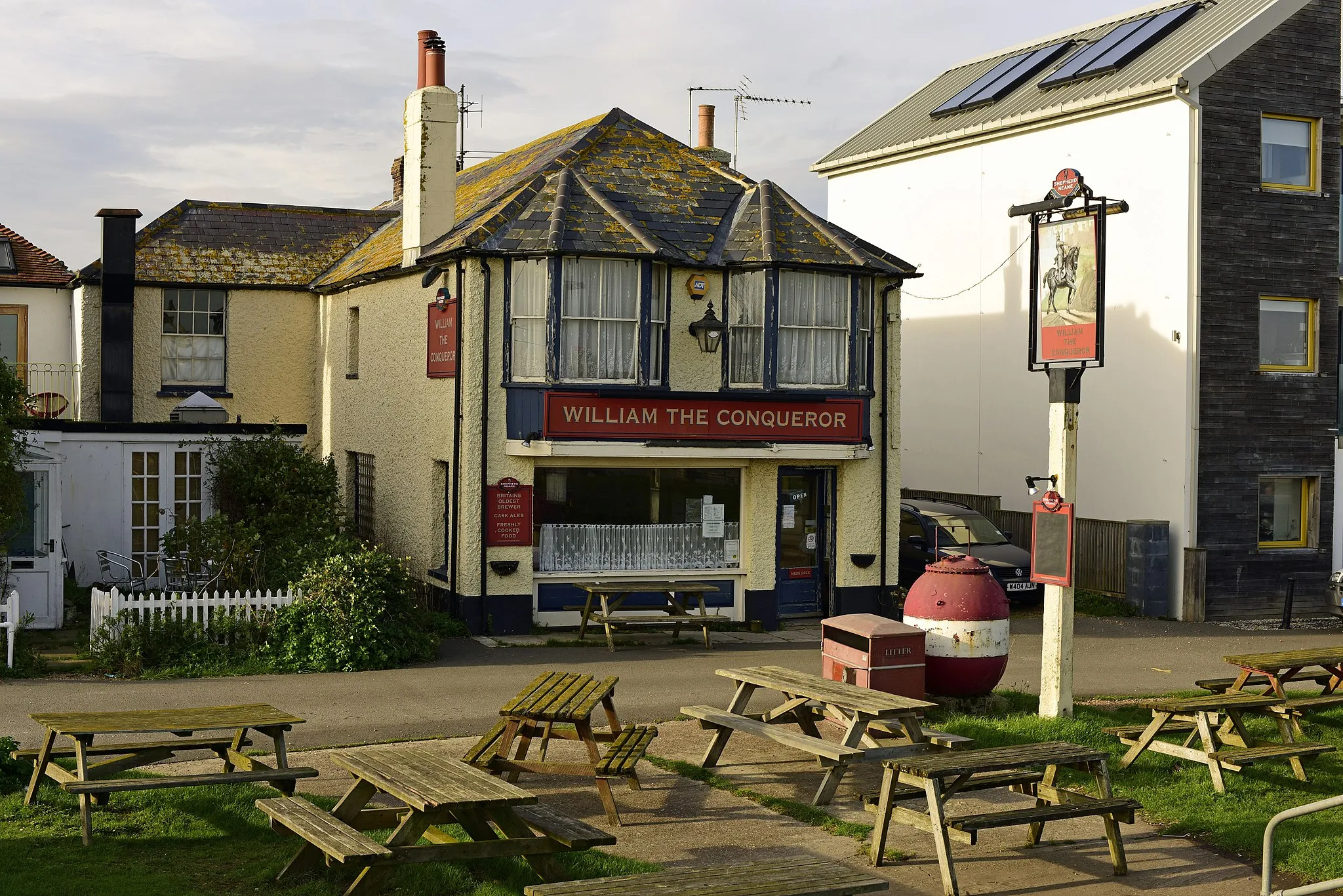 Photo showing: The Shepherd Neame William the Conqueror Public House at Rye Harbour. This is 1066 country and William has had his name taken in vain quite often around here. There was even a concrete mixer I saw in Hastings once with the logo, "William the Concretor".