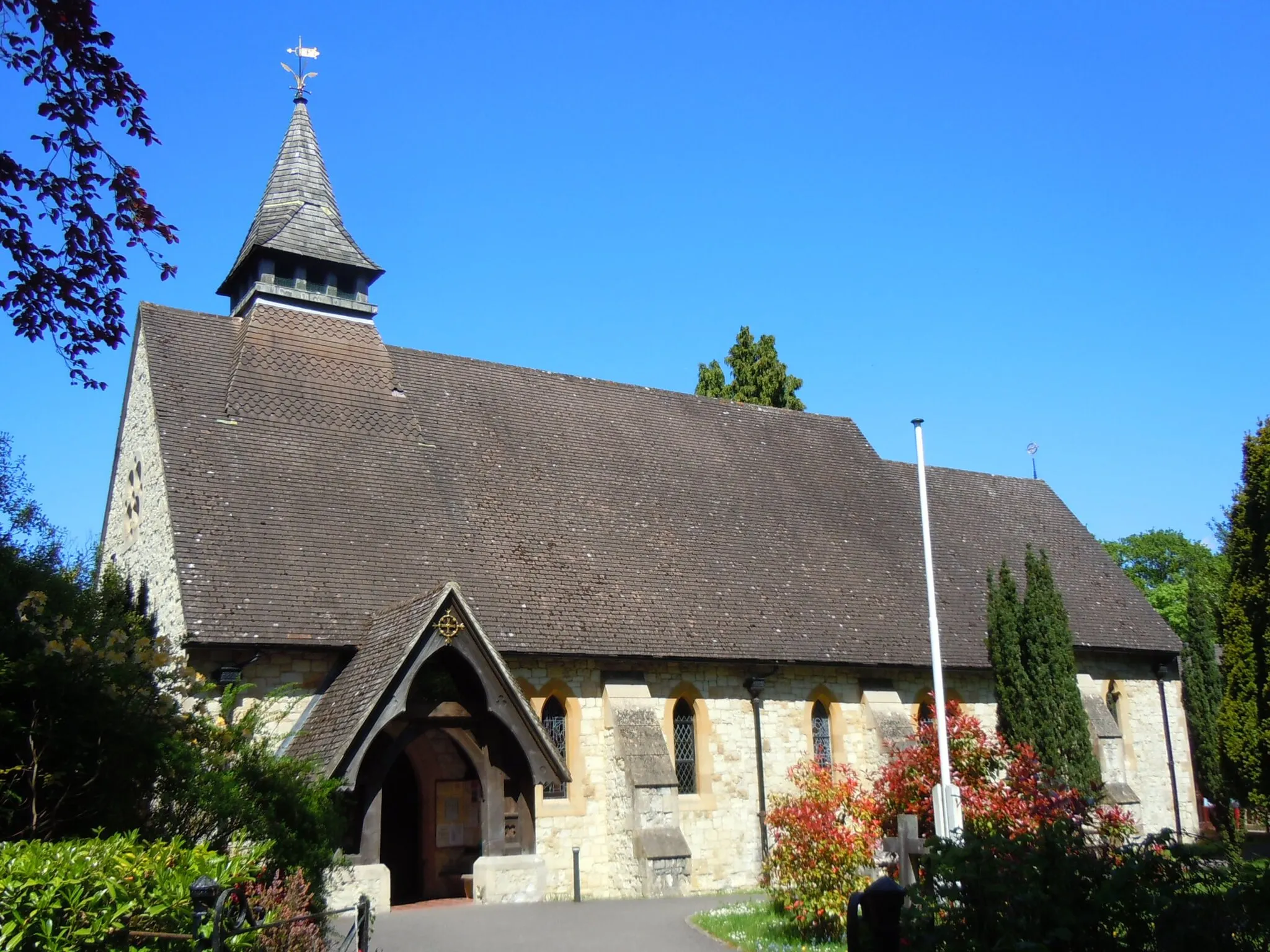 Photo showing: St James's Church, Church Lane, Rowledge, East Hampshire District, Hampshire, England.  An Anglican church serving Rowledge, a village on the Surrey/Hampshire border.  Most of the village is in Surrey, but the church is just on the Hampshire side of the boundary.  The church is in the parish of Binsted, the nearest village in Hampshire.