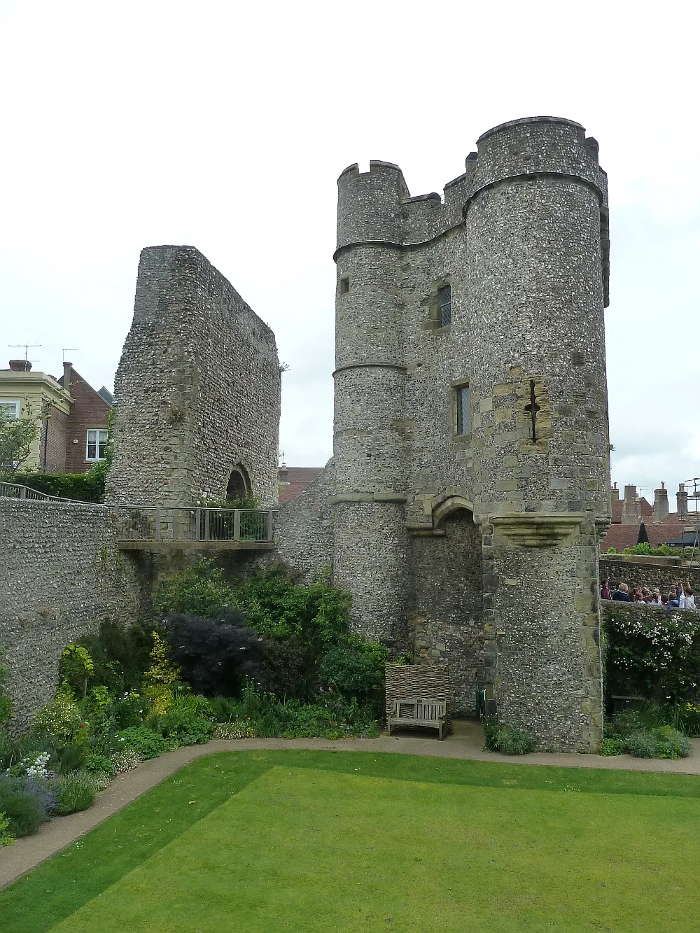 Photo showing: Barbican of Lewes Castle