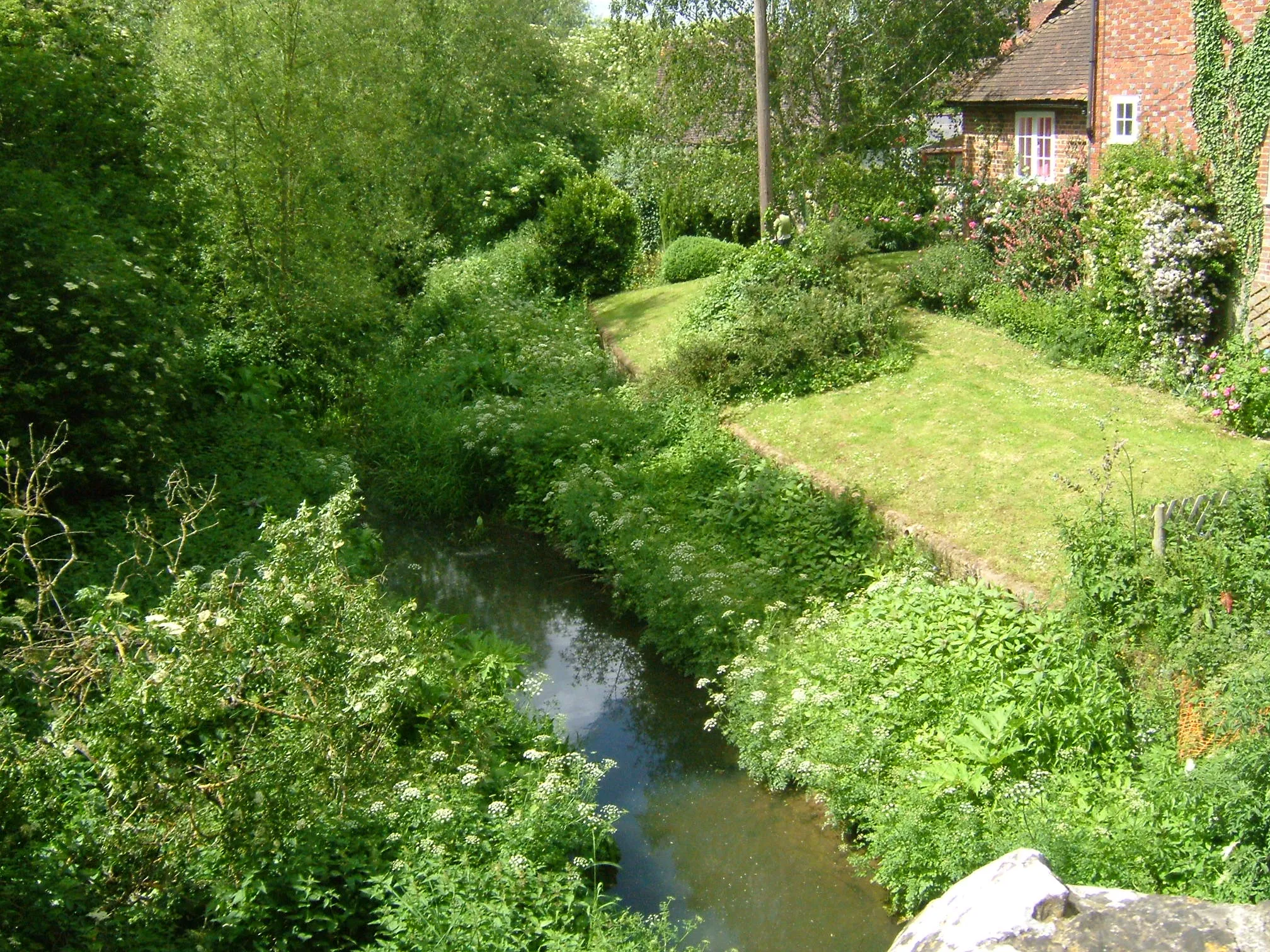 Photo showing: Riverside dwellings on the River Beult at Yalding (The Taft), just before it joins the Medway. At Yalding there is an automatic sluice where the river drops from +11.2m to +7.41m above mean sea level (which it here). The navigation bears left through the Hampstead Lane Canal, and the Hampstead Lock, the main stream drops over the weir and sluice  and is joined by the River Teise (Lesser Teise) and both pass under Twyford Bridge. Camera location 51° 13′ 25.68″ N, 0° 25′ 45.48″ E View this and other nearby images on: OpenStreetMap 51.223800;    0.429300
The river then flows in a loop towards Yalding, where it is joined by the River Beult which has been joined by the River Teise (the other bit!) and passes under Town Bridge. Town bridge lies 16.5 km from Allington. Town bridge is the longest mediaeval bridge in Kent.