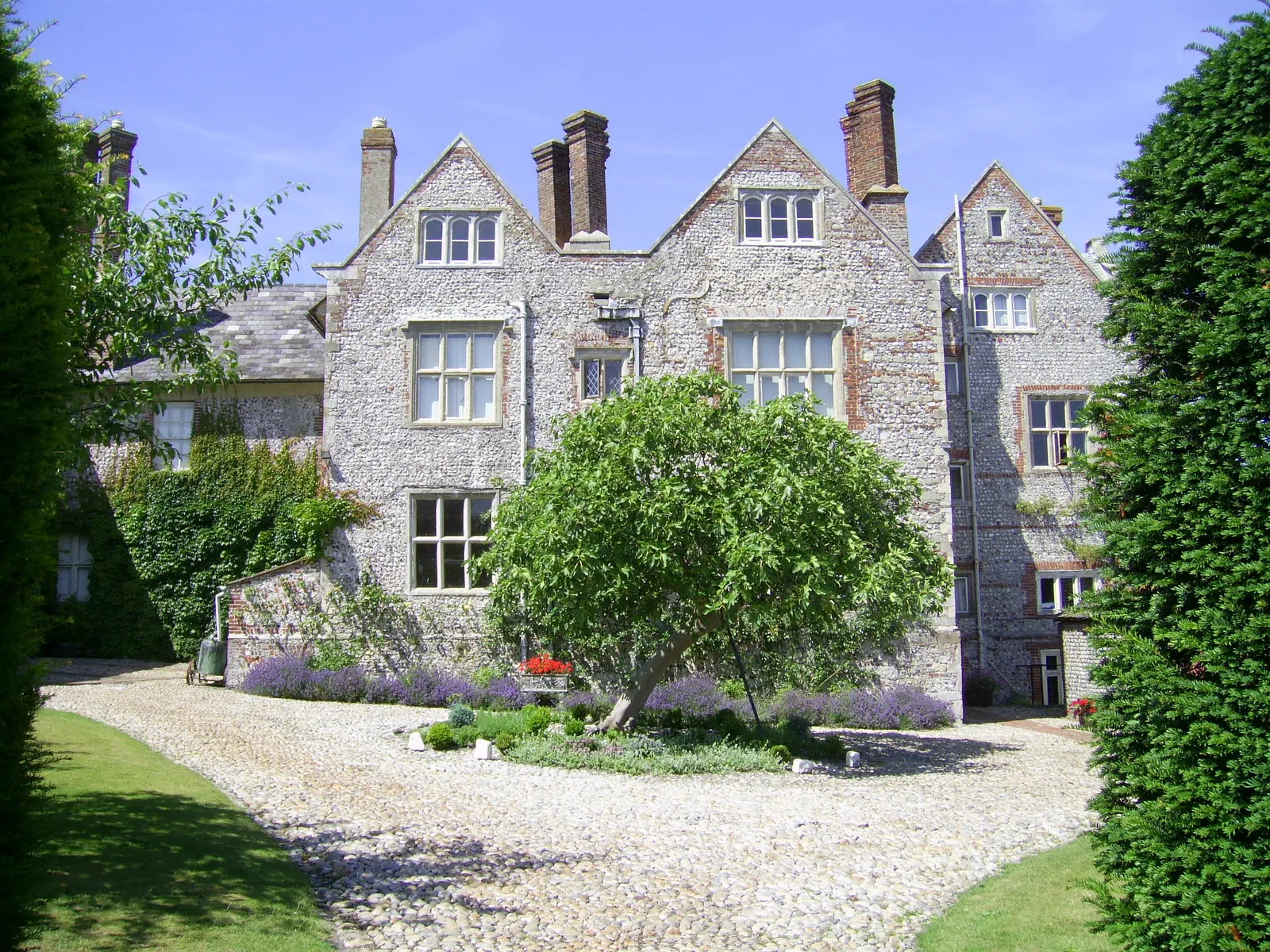 Photo showing: Glynde Place, Glynde, East Sussex