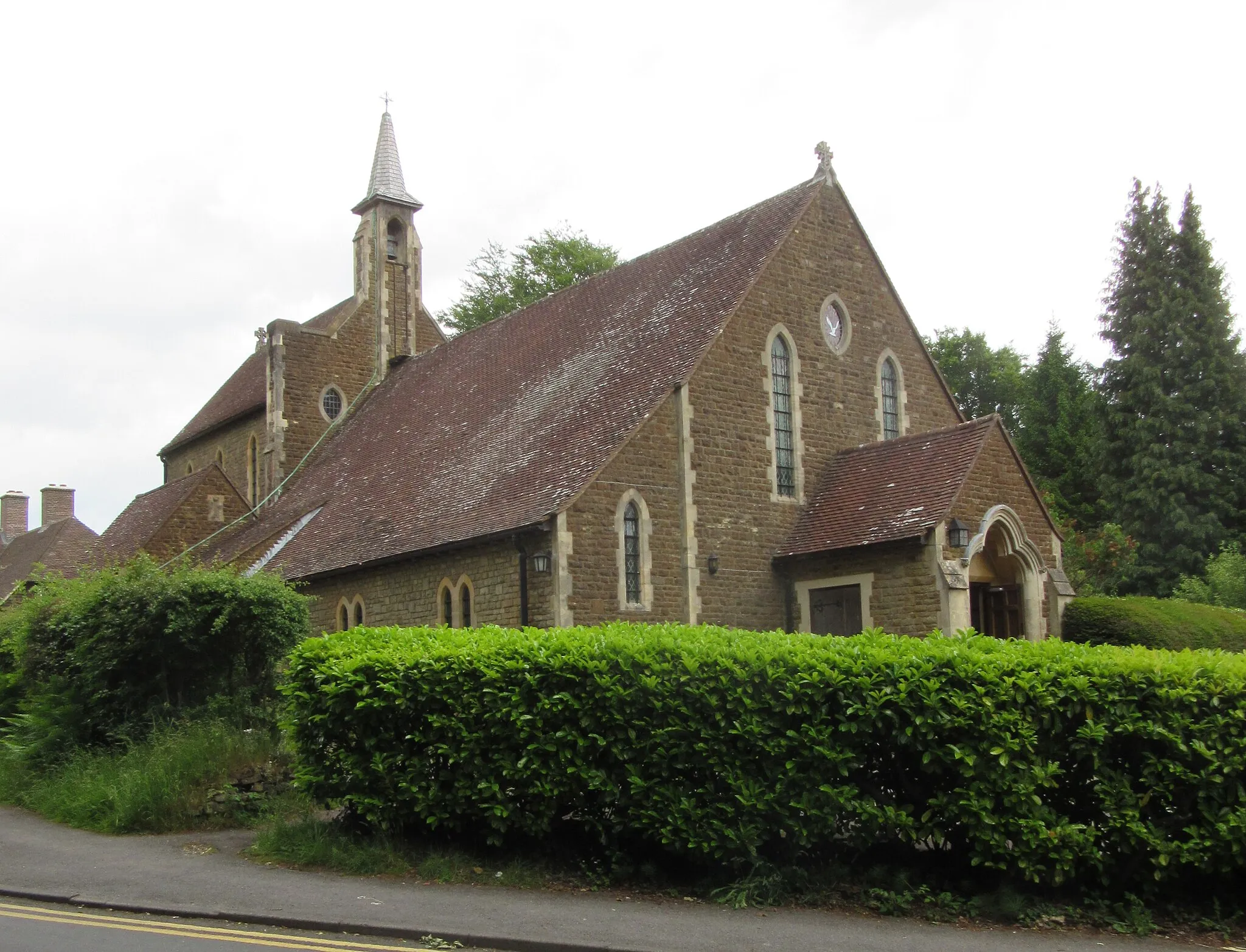 Photo showing: Church of Our Lady of Lourdes, Weydon Road, Haslemere, Borough of Waverley, Surrey, England.  The Roman Catholic parish church of Haslemere.
