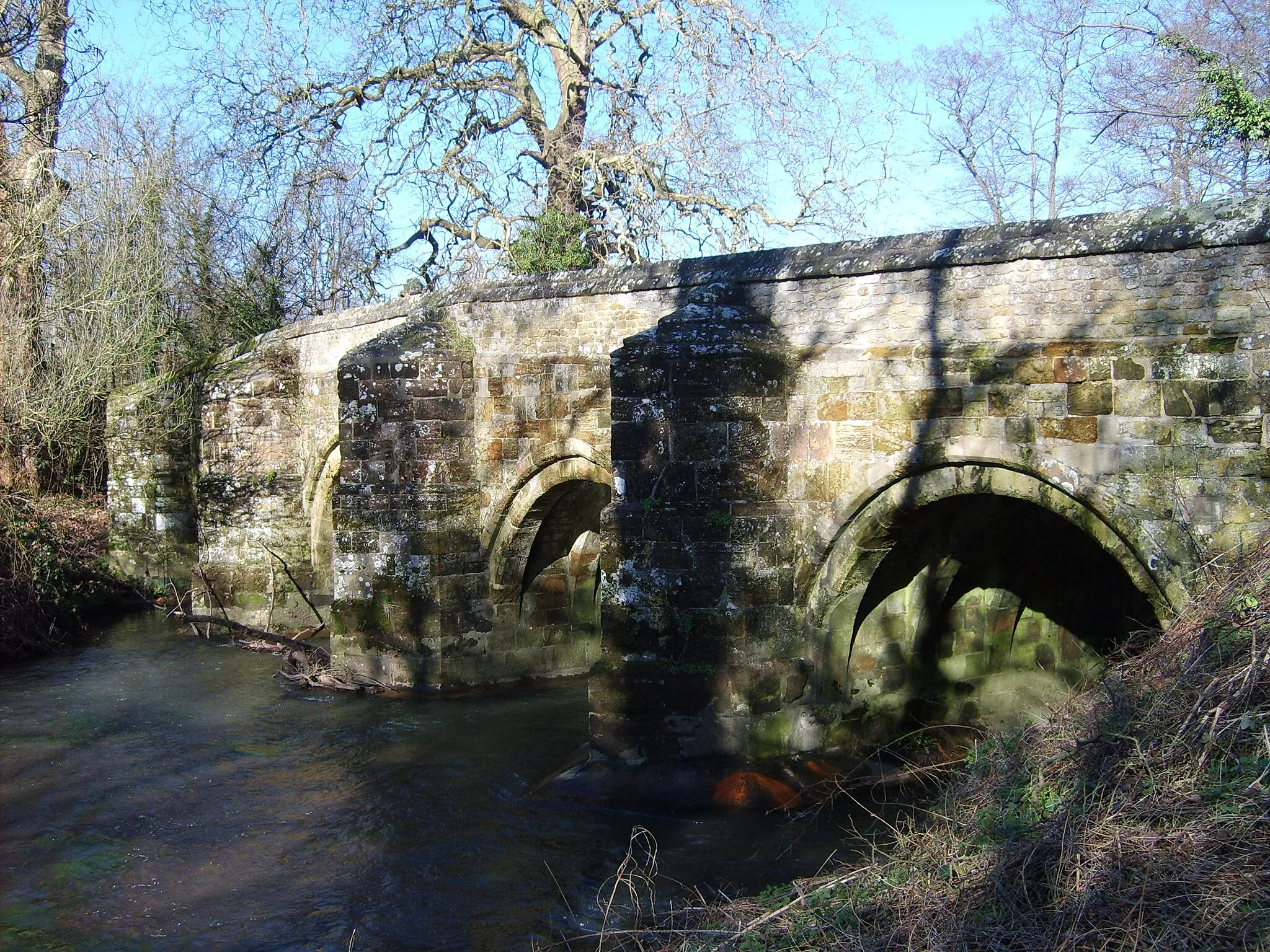 Photo showing: Bridge over the River Rother at Trotton, West Sussex, England