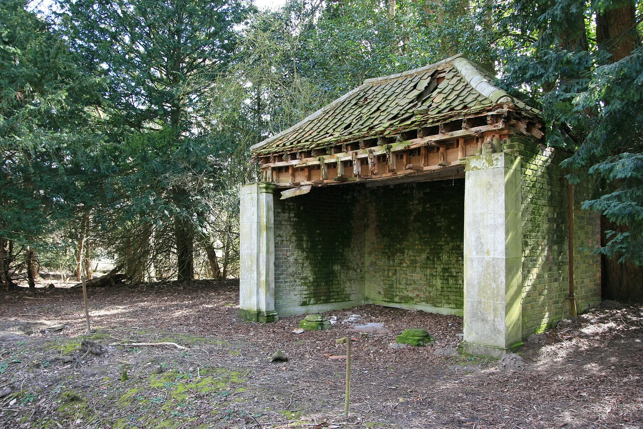 Photo showing: Derelict outbuilding, Mayford