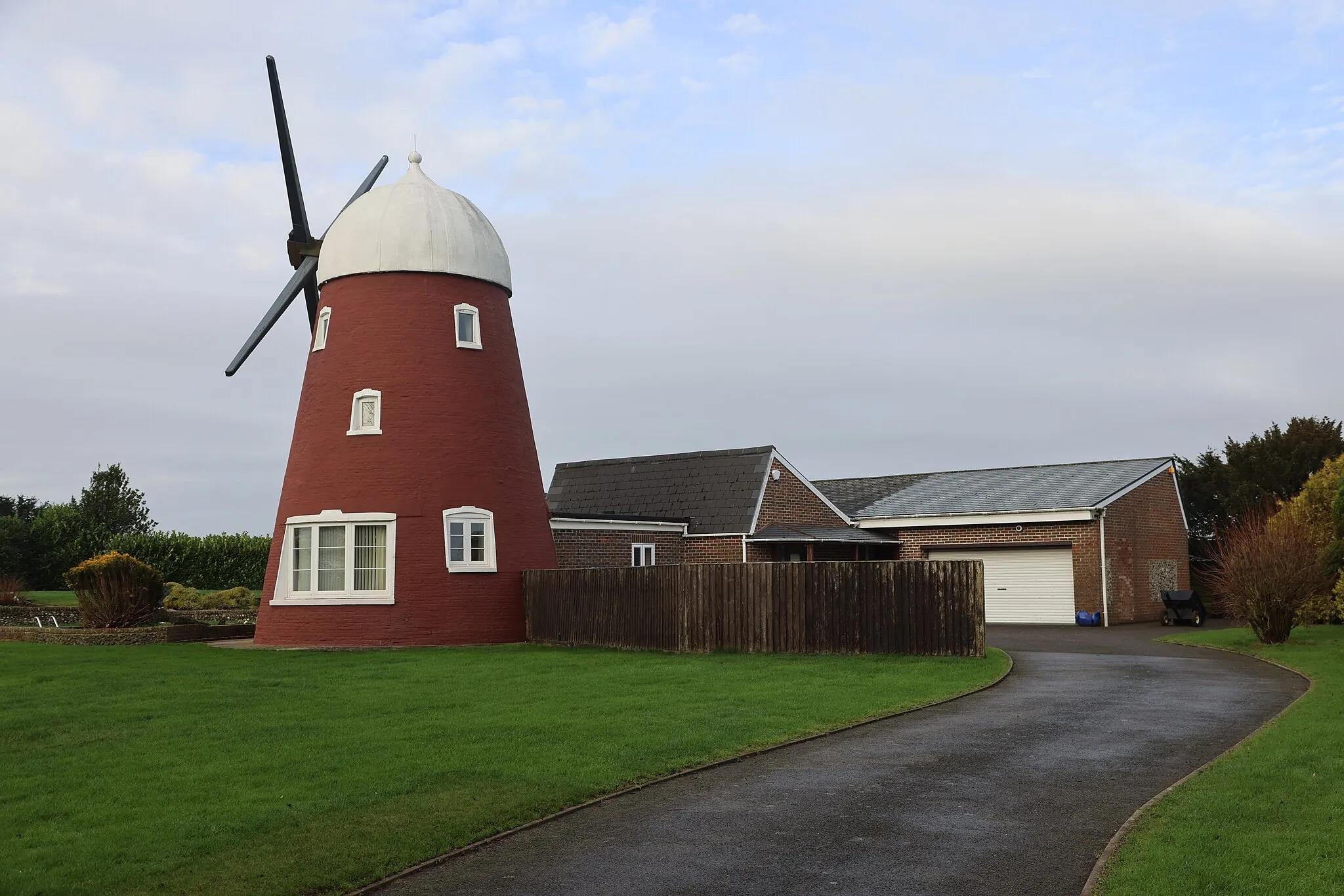 Photo showing: Photo of Chalton Mill the windmill at the top of windmill hill in hampshire