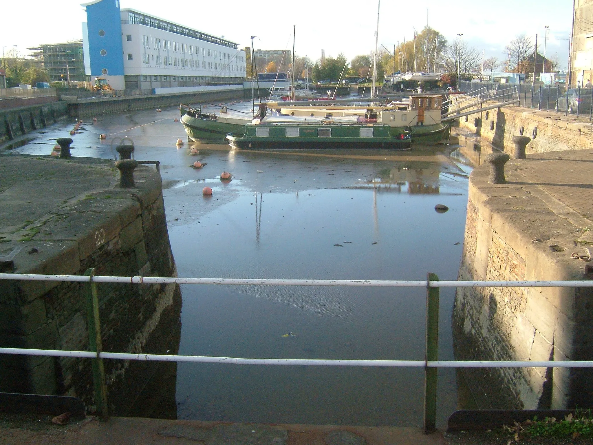 Photo showing: Gravesend is in North Kent, England on the River Thames.

The Gravesend Canal Basin on the Thames and Medway Canal. The Canal no longer exists.. Camera location 51° 26′ 34.08″ N, 0° 23′ 01.32″ E View this and other nearby images on: OpenStreetMap 51.442800;    0.383700