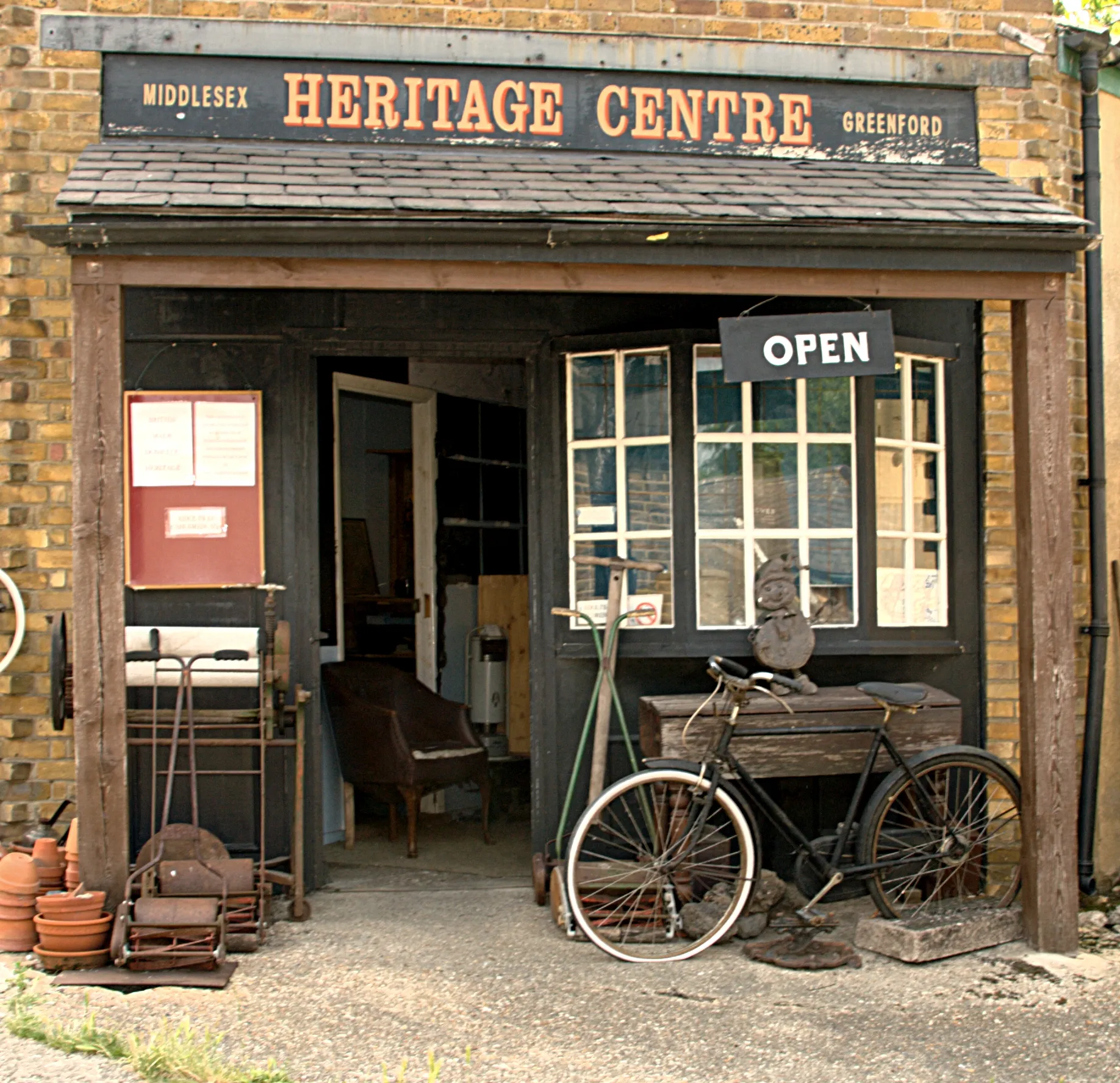 Photo showing: Greenford Heritage Centre. A cornucopia of British made domestic  paraphernalia of 20th century.
Ravenor Farm   29 Oldfield Lane (South), Greenford, UB6 9LB