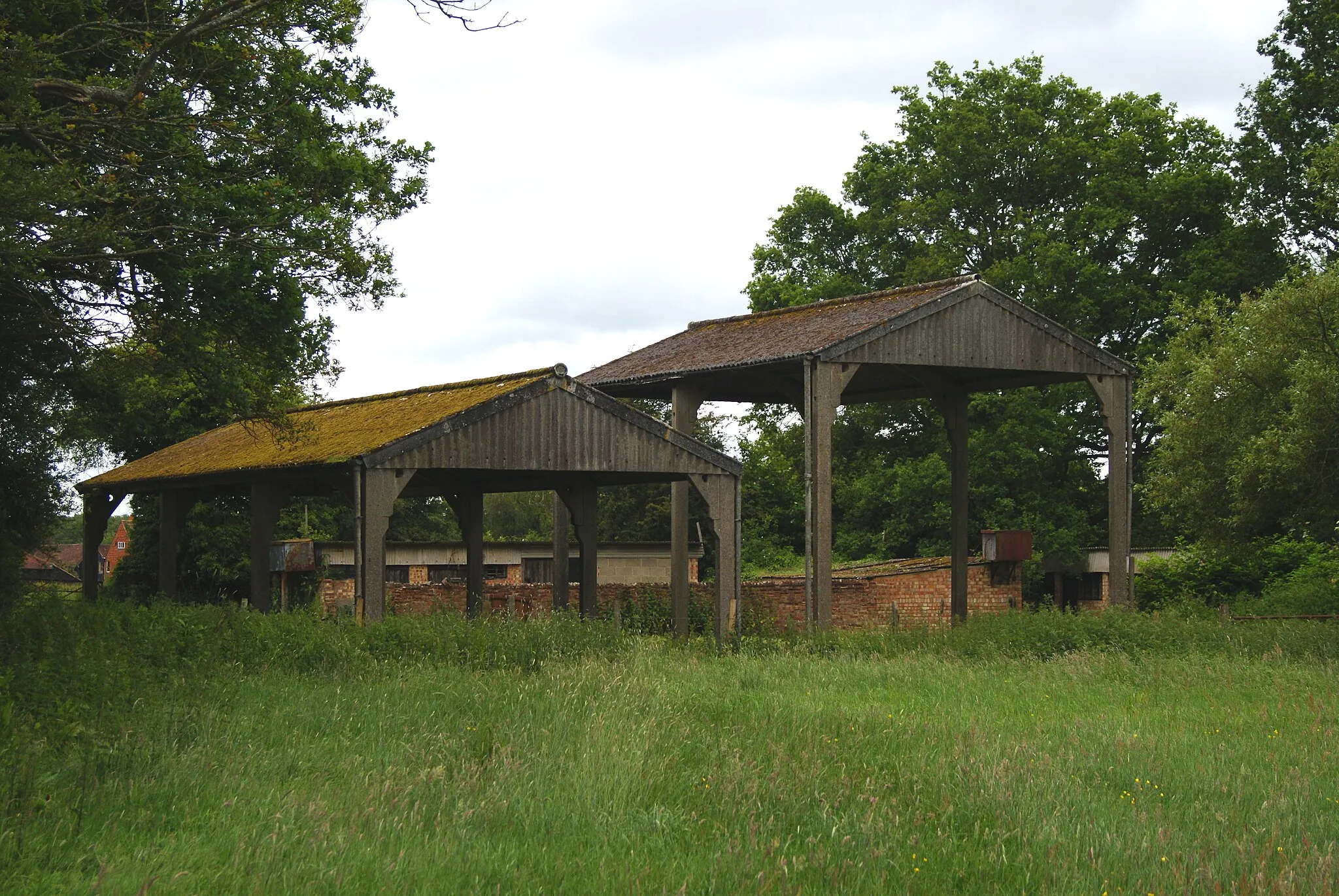 Photo showing: Barns at Meadhurst Farm, Newchapel, Surrey