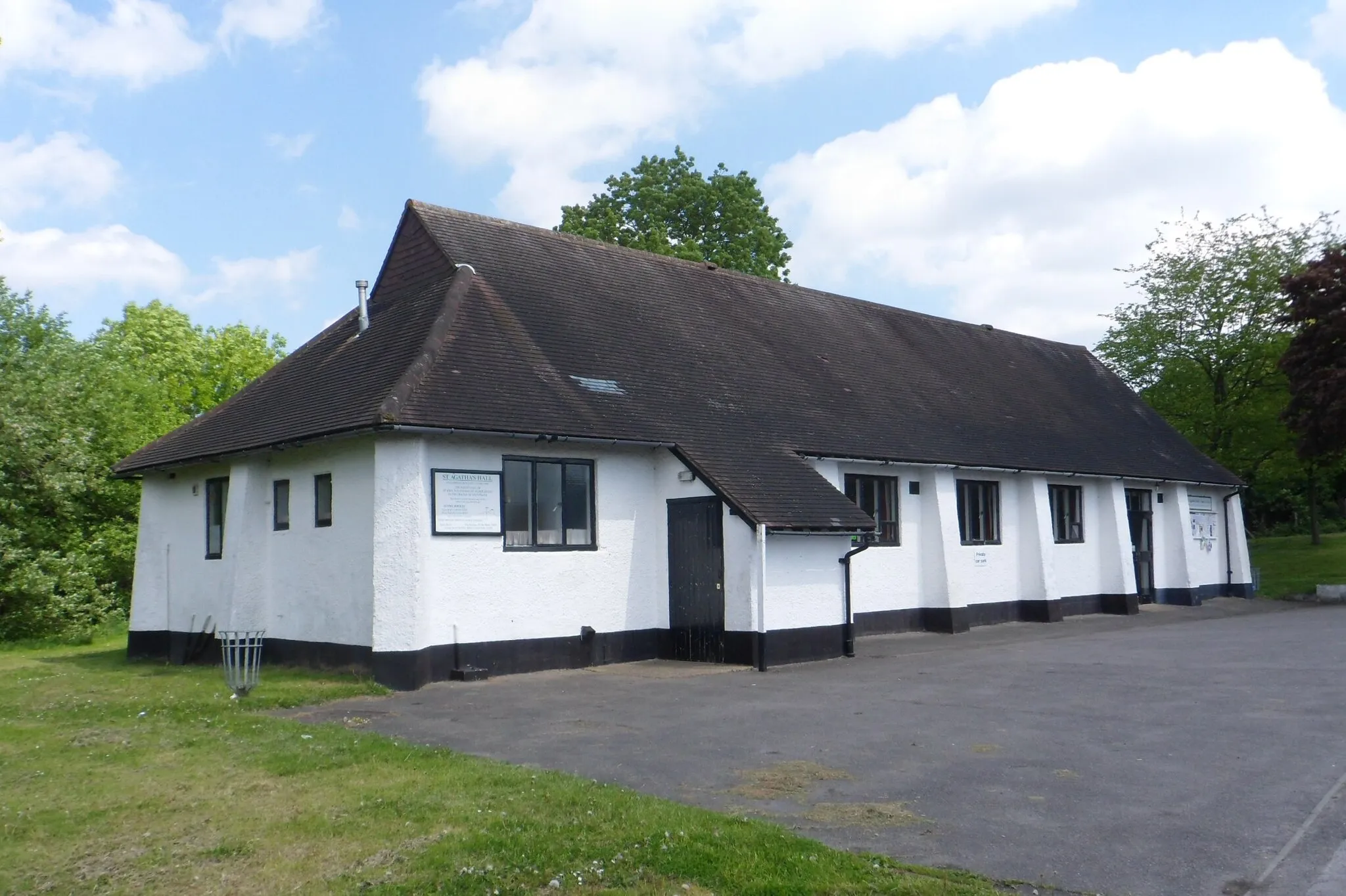Photo showing: St Agatha's hall, Greenhurst Lane, Hurst Green, Surrey, England. This was the original Church of England church in Hurst Green until St John the Evangelist's parish church was built nearby. It was became the church hall, but was used for services again for a time when St John's was damaged by fire.
