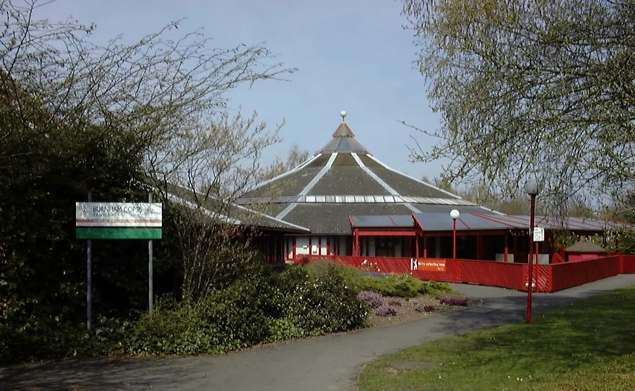 Photo showing: Burnham Copse Infant School, Tadley, England. The picture was taken at approximately 13:00 UTC in hazy sunshine, using a Toshiba PDR-M1 digital camera in Auto mode. The original picture was cropped from the bottom to remove excess foreground. The building now no longer exists.