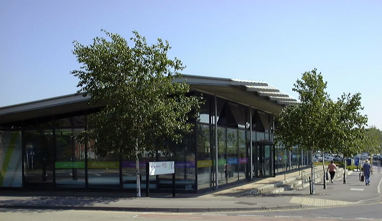 Photo showing: The public library in Tadley, Hampshire, England. The picture was taken under conditions of sun and clear sky at approximately 09:30 UTC. The equipment used was a Toshiba PDR-M1 in Auto mode. The original picture was cropped from the bottom to remove excess foreground.