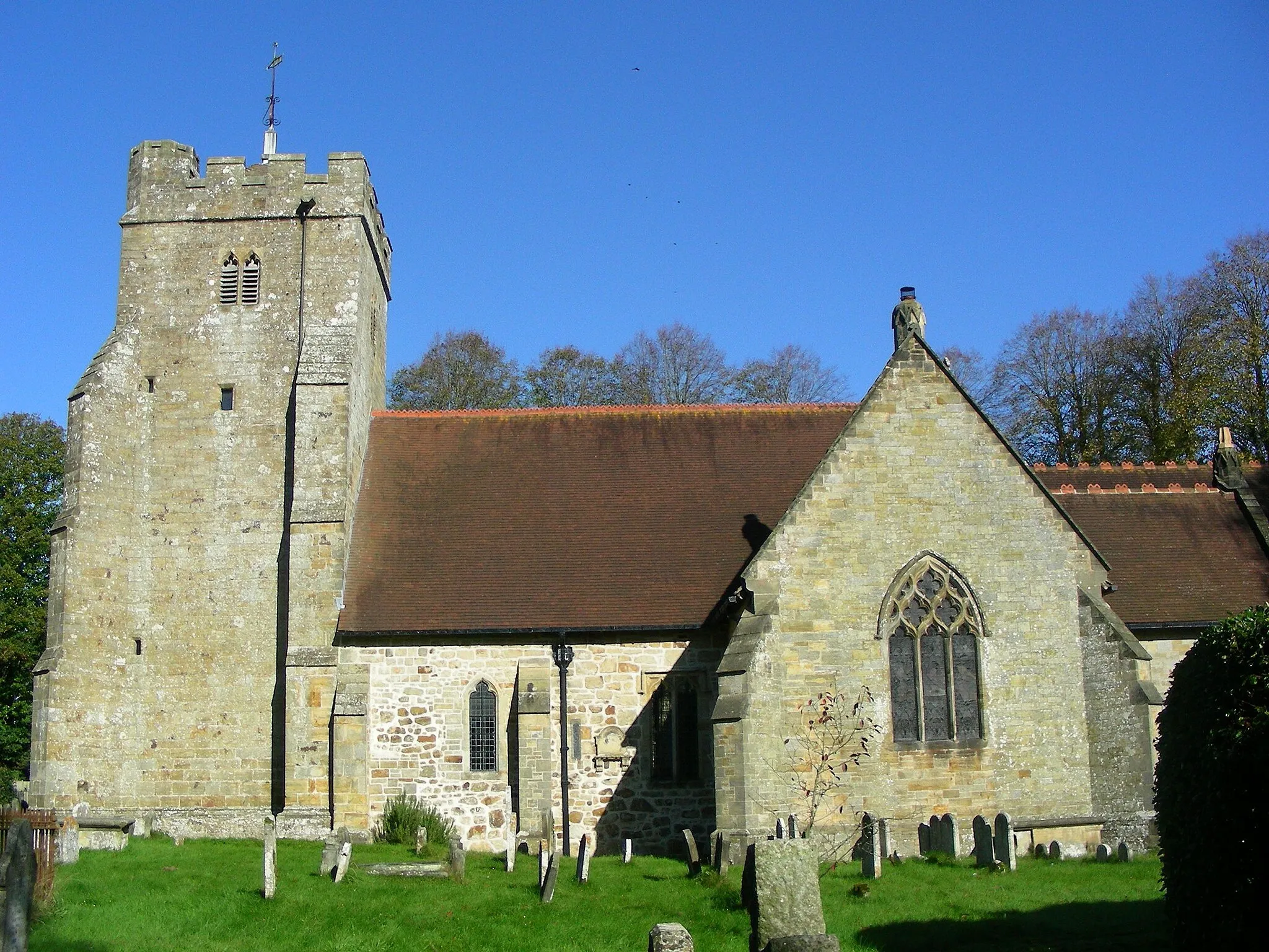 Photo showing: Nave, west tower and south transept of St Bartholomew's parish church, Batts Bridge Road, Maresfield, East Sussex, seen from the south