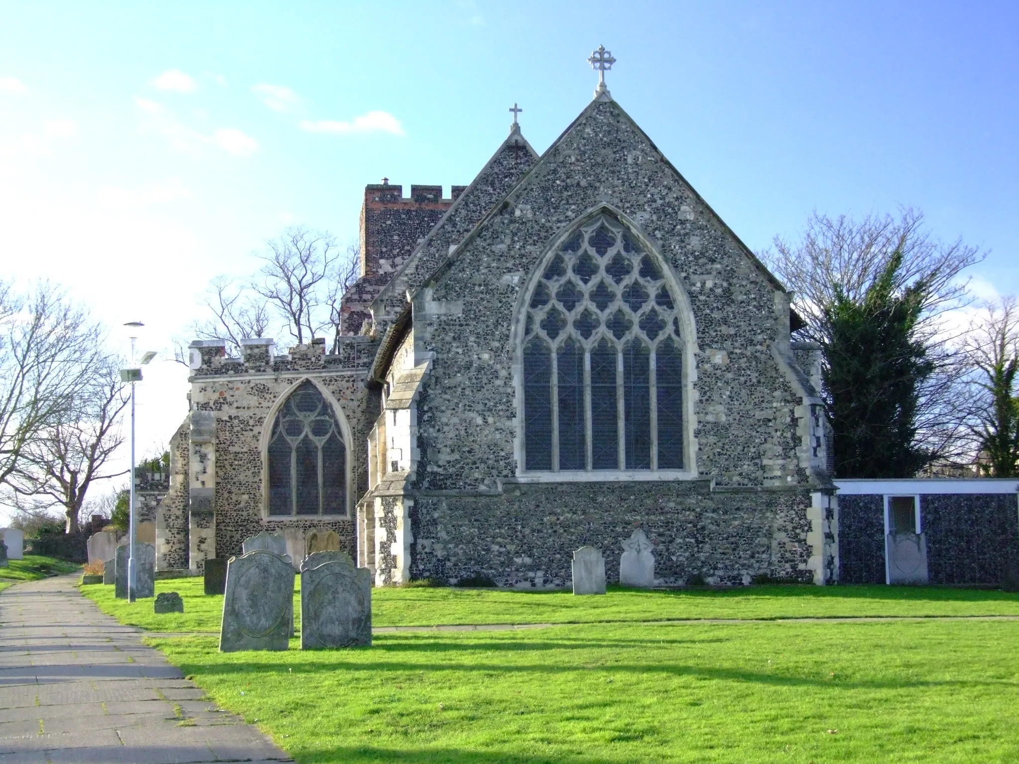 Photo showing: Northfleet merges with Gravesend in Kent. It is on the River Thames estuary. The shore has been excated for chalk, and heavy industry used the recovered land.. 
Str Botolph´s Church- flint faced-with a fine reticulated style window.

Camera location 51° 26′ 34.8″ N, 0° 20′ 08.52″ E View this and other nearby images on: OpenStreetMap 51.443000;    0.335700