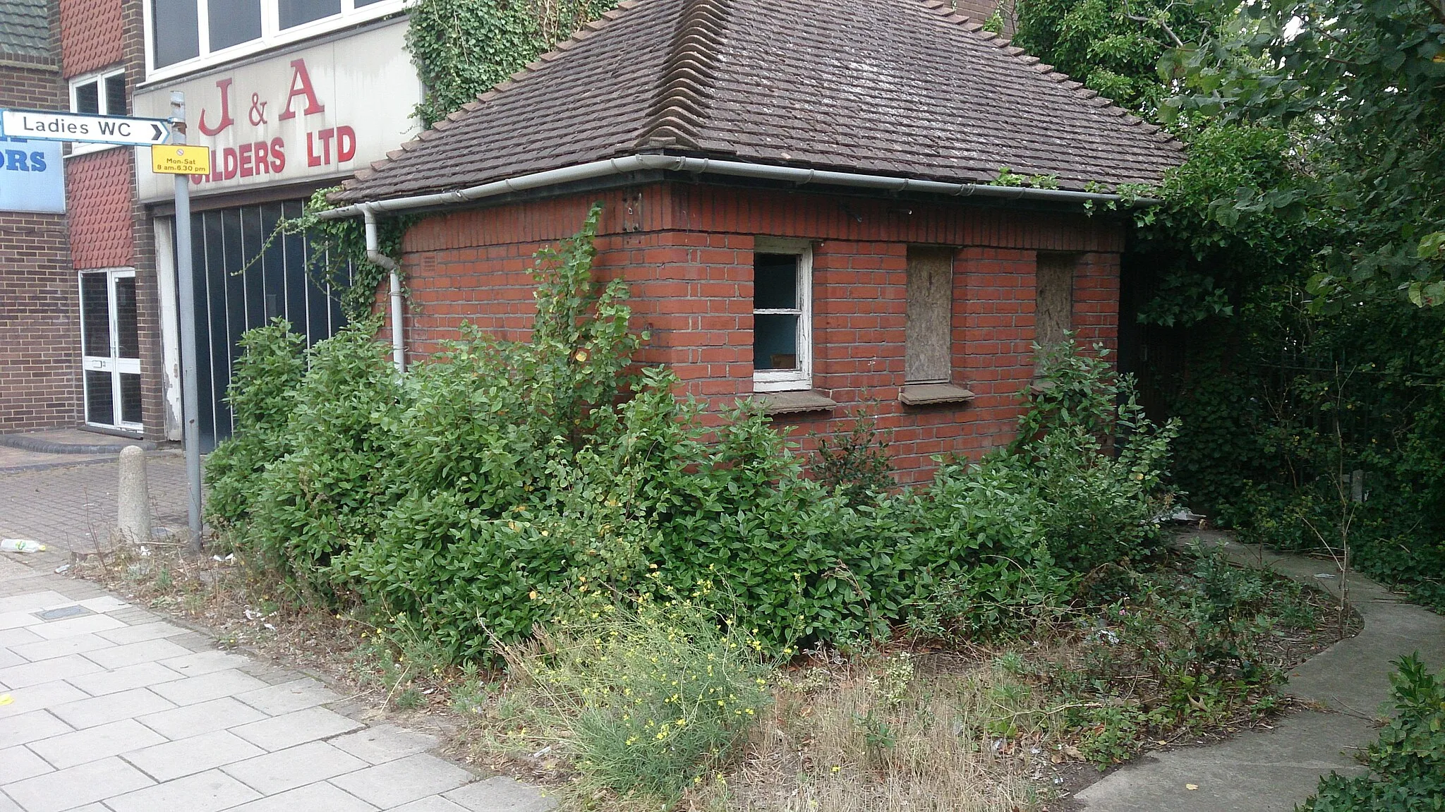 Photo showing: Disused Public Toilet, Northfleet