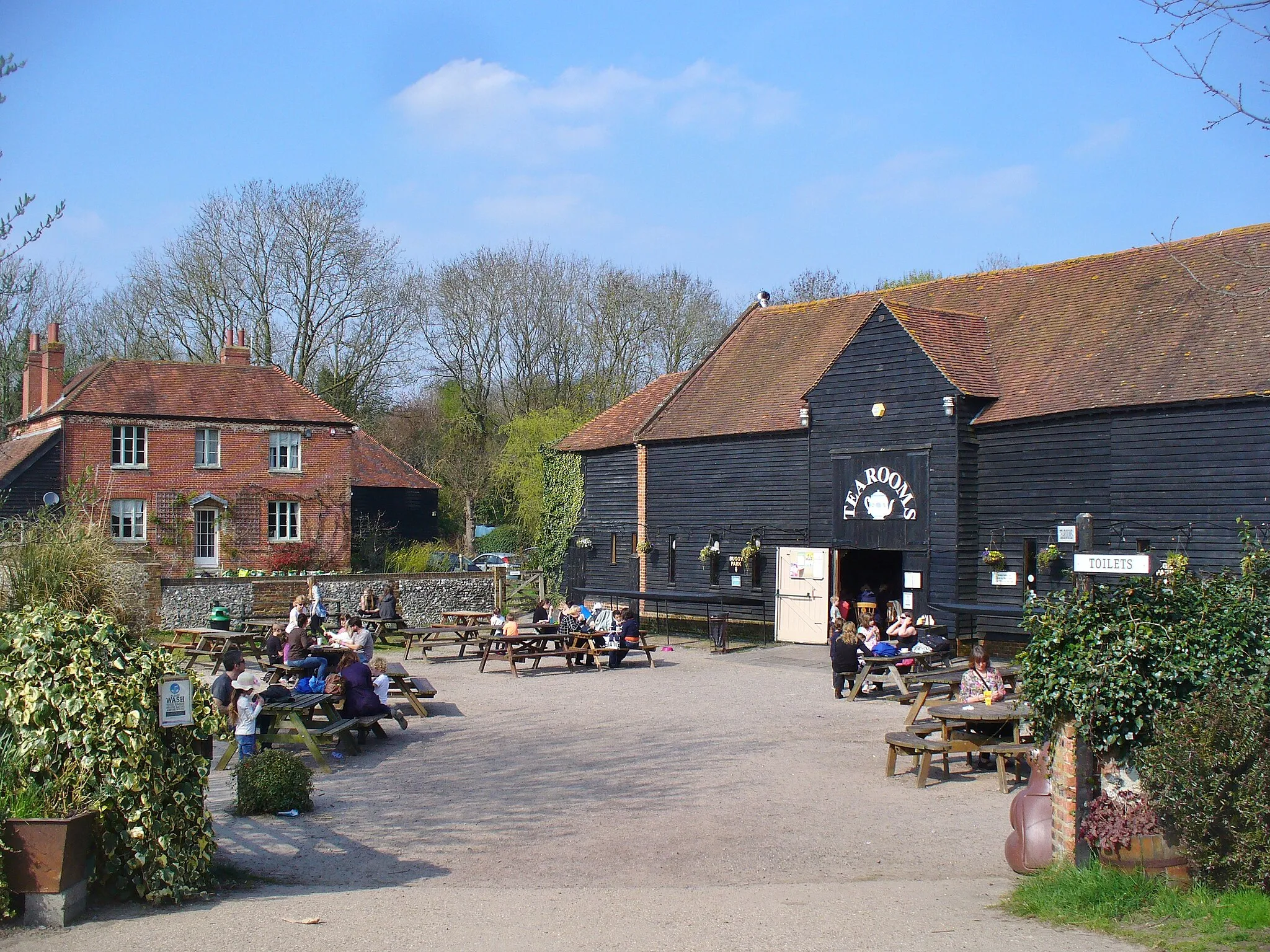 Photo showing: Bocketts Farm - Tearooms