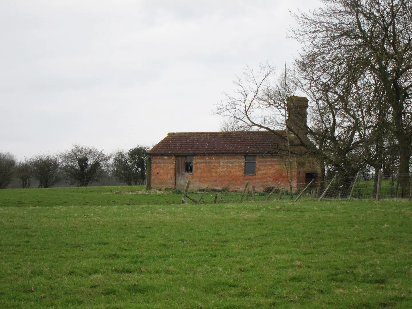 Photo showing: Brick building near Buckhurst Farm