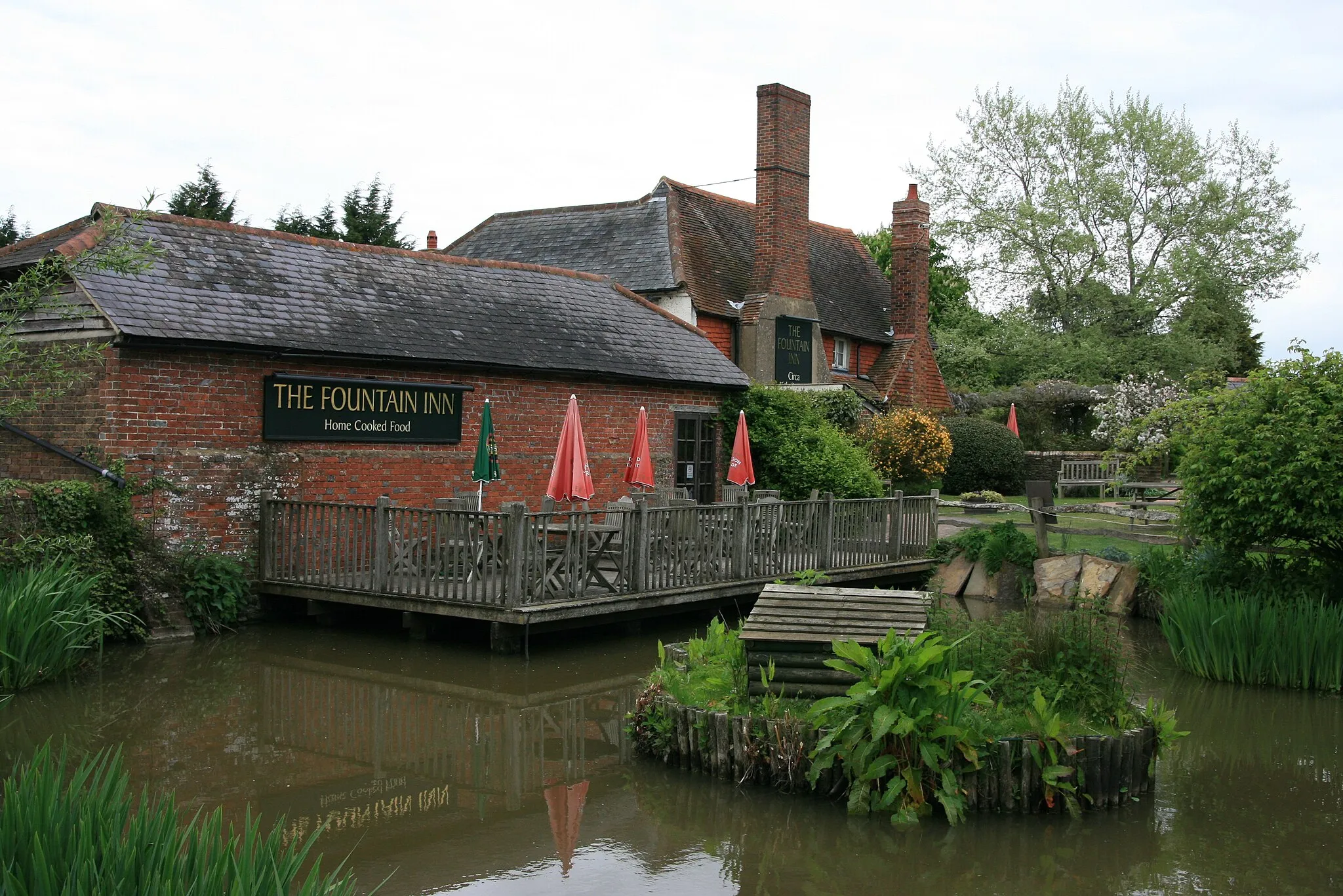 Photo showing: The Fountain Inn pond, Ashurst