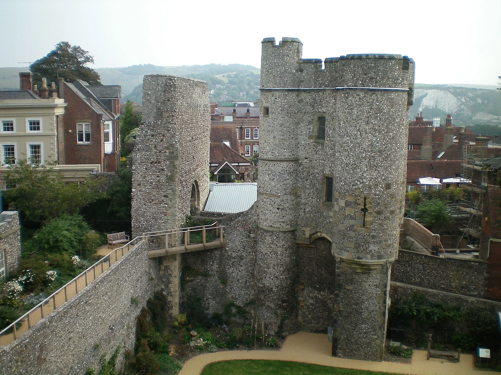 Photo showing: The barbican at Lewes Castle, East Sussex, England. The surviving wall of the Norman gatehouse is on the left behind the later structure.