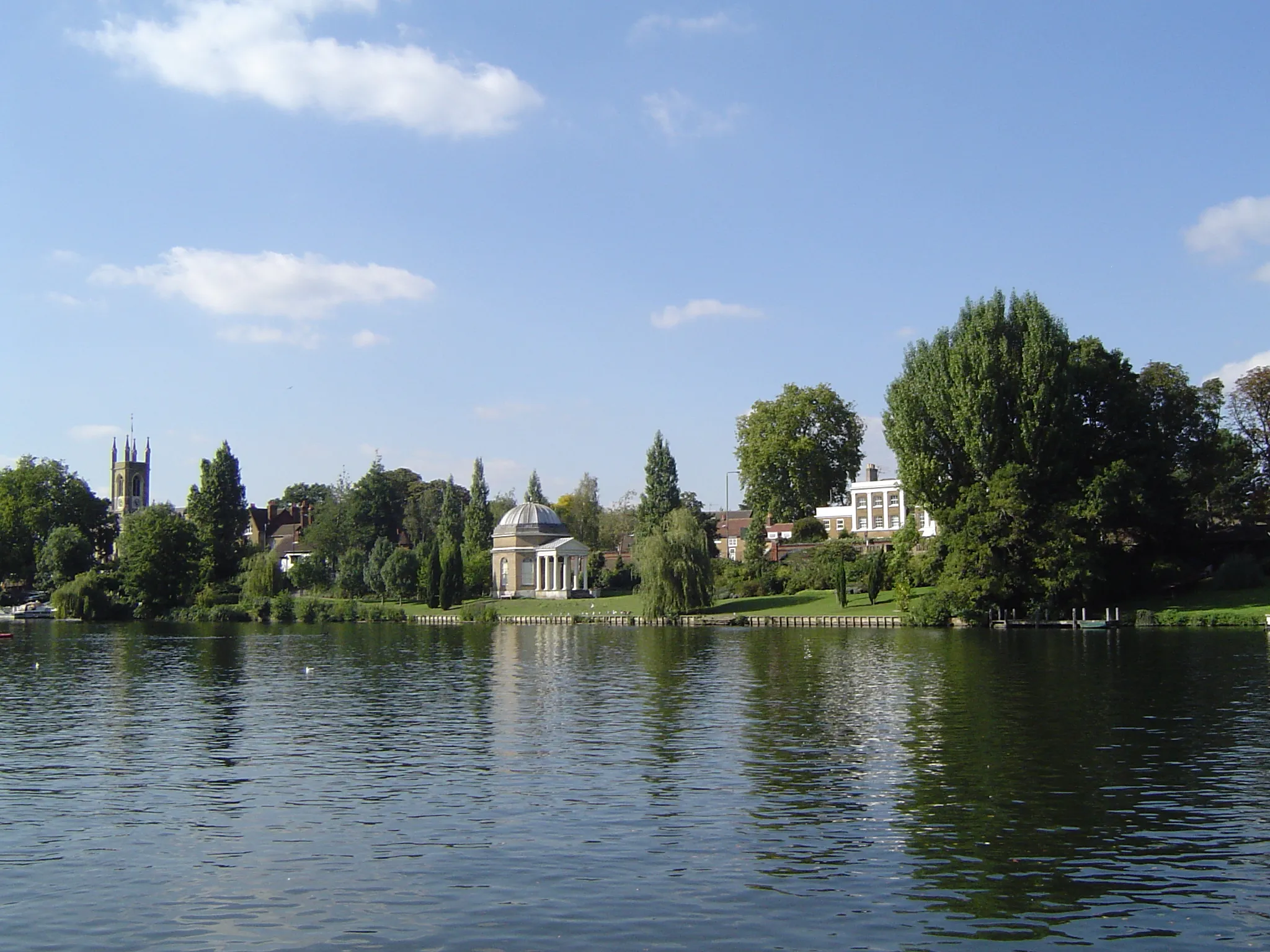 Photo showing: View of Hampton from the River Thames