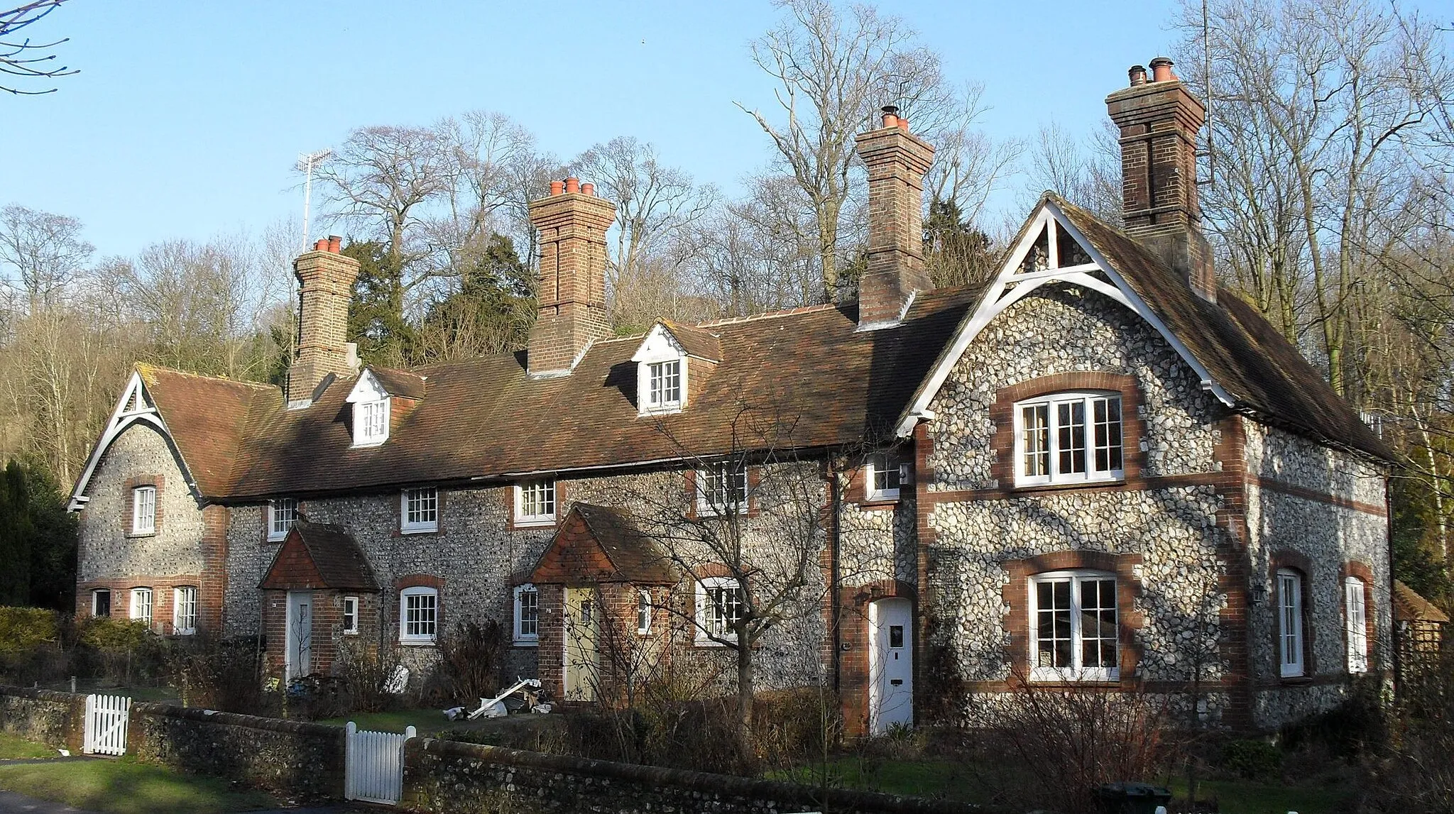 Photo showing: 13–16 Stanmer Park, Stanmer, City of Brighton and Hove, England.  Grade II-listed estate cottages on the Stanmer Park estate on the edge of Brighton.  The entire estate was bought by Brighton Corporation in 1947.