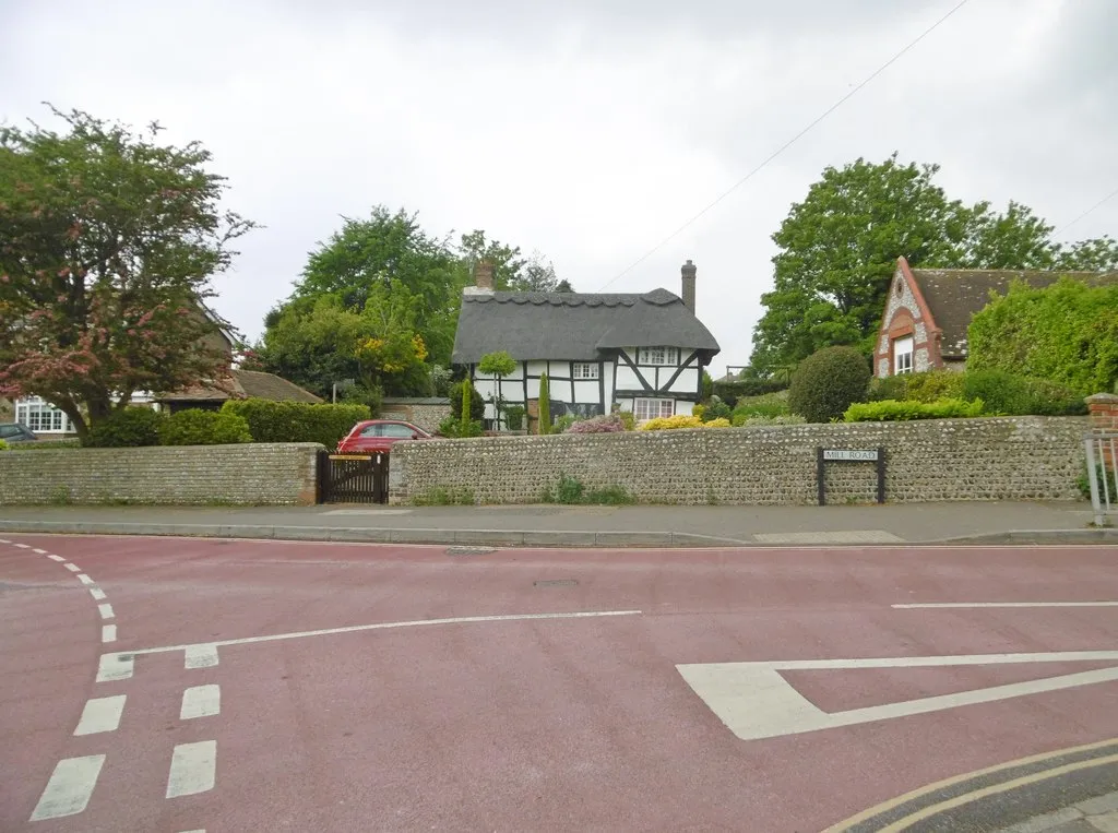 Photo showing: Lancing, Old Cottage