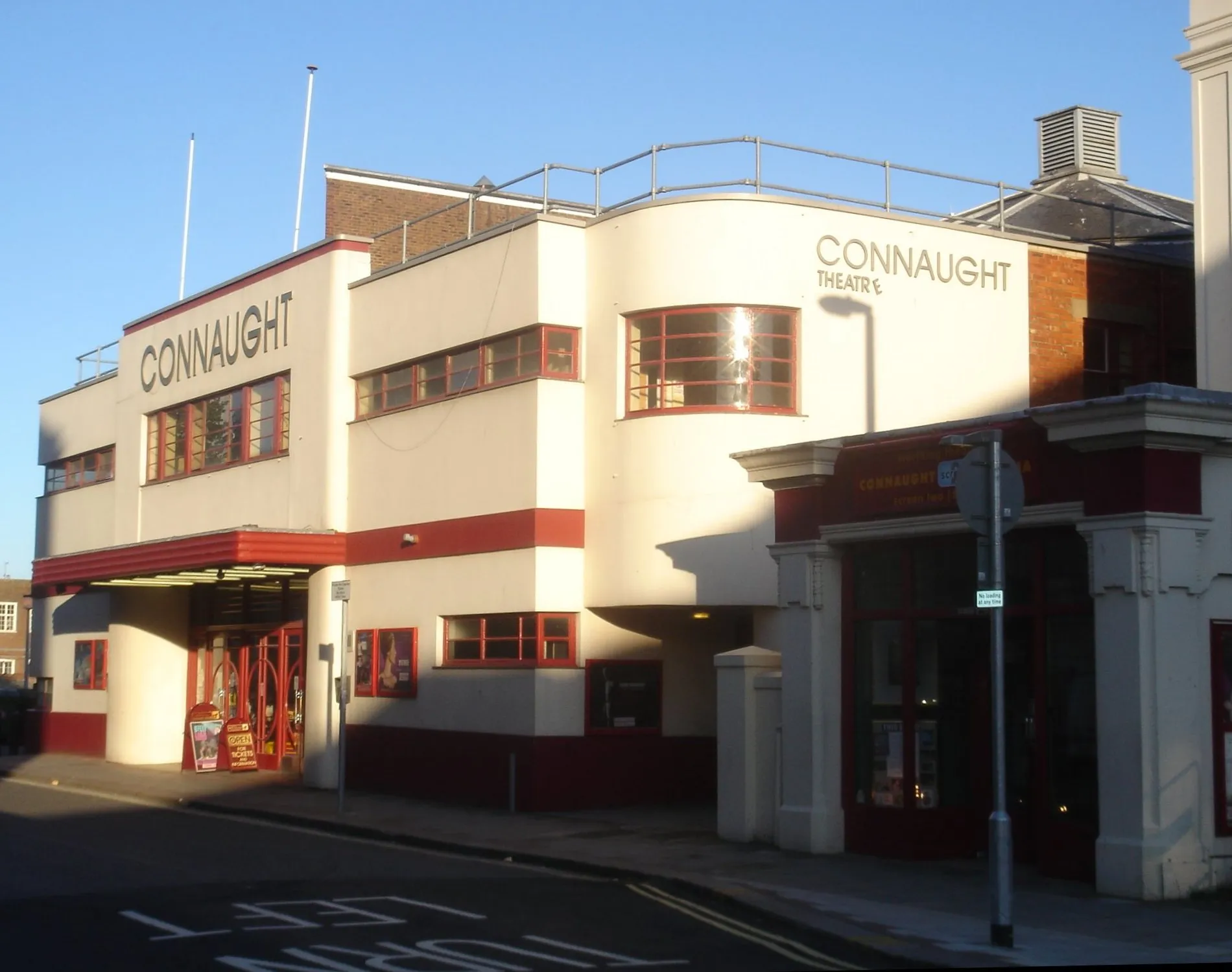 Photo showing: Connaught Theatre, Union Place, Worthing, West Sussex, England. The theatre's predecessor was founded in 1916, and the licence to operate as the Connaught Theatre was granted in 1931.  It moved to this Art Deco building (previously the Picturedrome Cinema) in 1935.