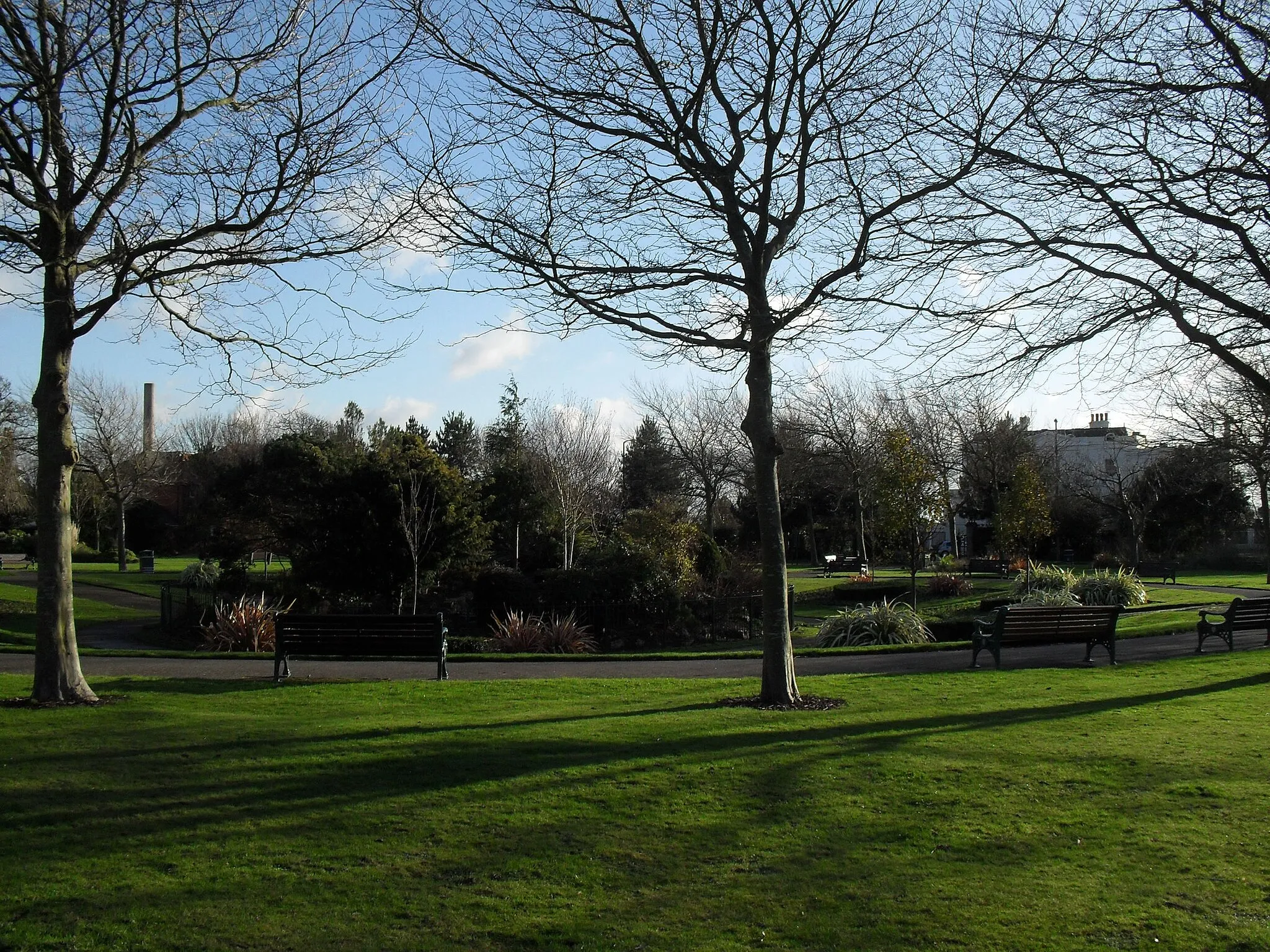 Photo showing: Beach House Park, Lyndhurst Road/Brighton Road, Worthing, West Sussex, England.  Opened to the public in 1924.  This view looks towards the possibly unique war memorial commemorating homing pigeons which died in the Second World War while on military service.